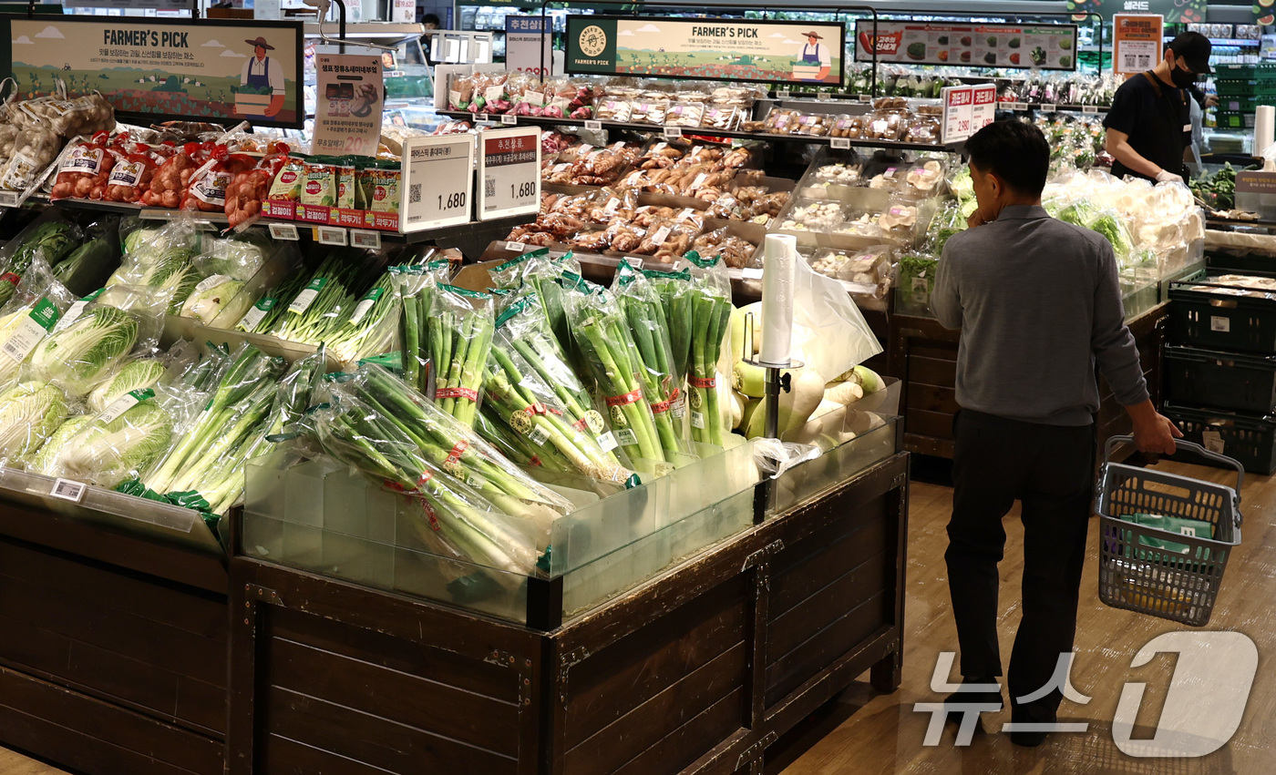 (서울=뉴스1) 구윤성 기자 = 중동전쟁 여파로 유가와 환율이 치솟으면서 유통업계의 2분기 '봄철 특수' 기대감이 꺾인 것으로 나타났다.지난 19일 최근 대한상공회의소가 백화점과 …