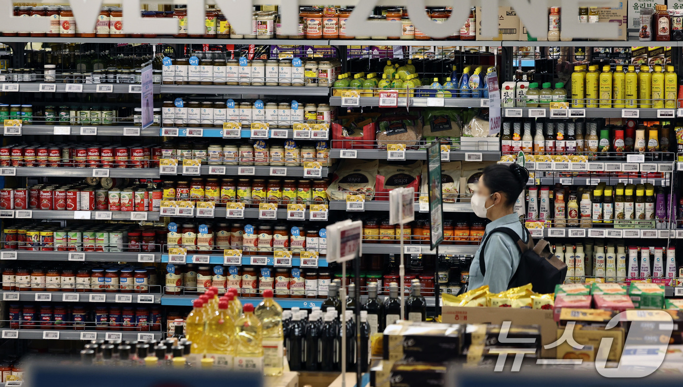 (서울=뉴스1) 구윤성 기자 = 중동전쟁 여파로 유가와 환율이 치솟으면서 유통업계의 2분기 '봄철 특수' 기대감이 꺾인 것으로 나타났다.지난 19일 최근 대한상공회의소가 백화점과 …