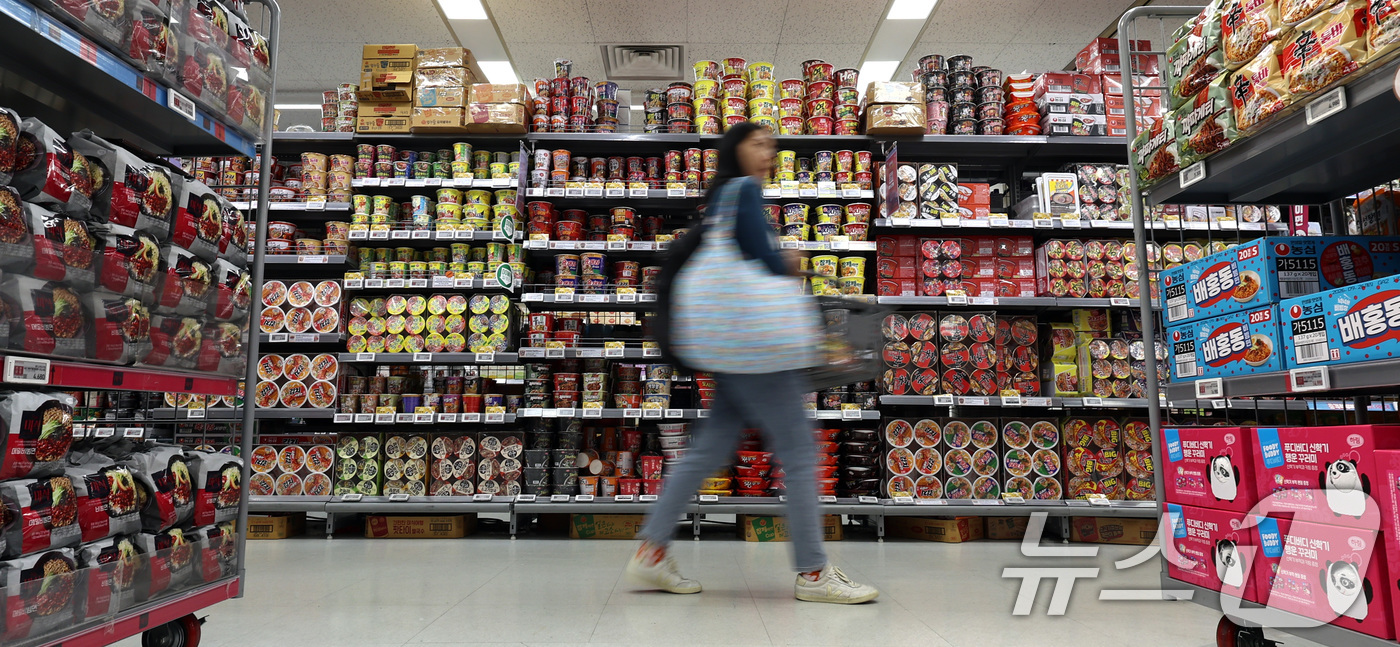 (서울=뉴스1) 구윤성 기자 = 중동전쟁 여파로 유가와 환율이 치솟으면서 유통업계의 2분기 '봄철 특수' 기대감이 꺾인 것으로 나타났다.지난 19일 최근 대한상공회의소가 백화점과 …