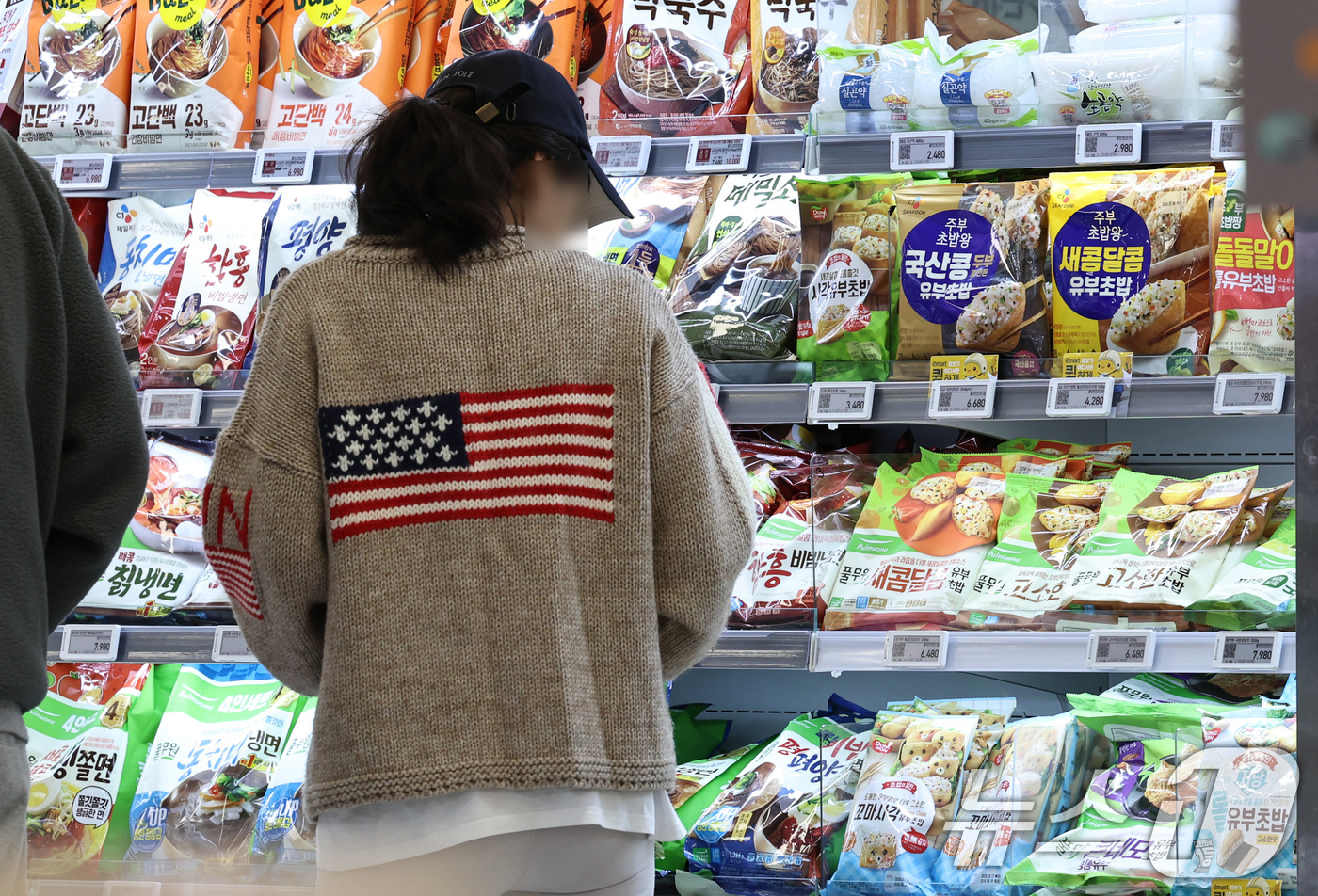 (서울=뉴스1) 구윤성 기자 = 중동전쟁 여파로 유가와 환율이 치솟으면서 유통업계의 2분기 '봄철 특수' 기대감이 꺾인 것으로 나타났다.지난 19일 최근 대한상공회의소가 백화점과 …