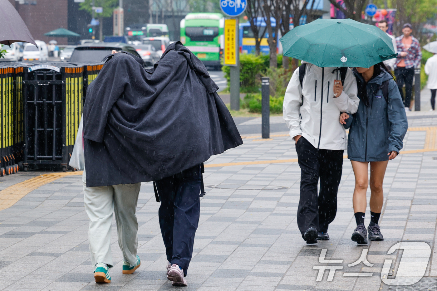 (서울=뉴스1) 안은나 기자 = 절기상 '곡우'(穀雨, 백곡을 기름지게 하는 봄비가 내림)인 20일 서울 중구 세종대로에서 우산을 쓴 시민, 겉옷으로 비를 피하는 시민들이 걸어가고 …
