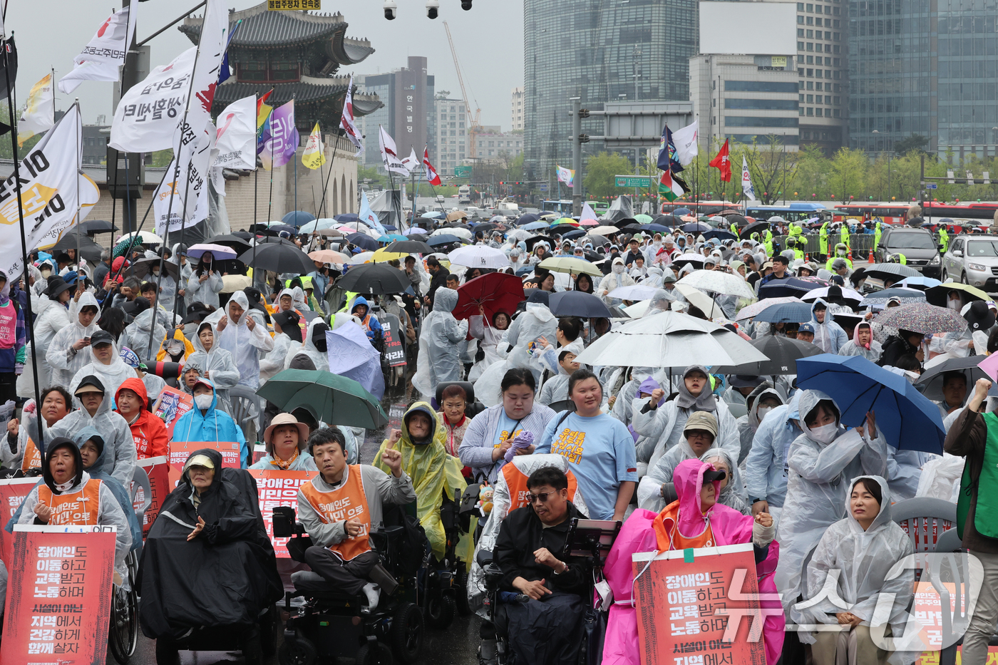 (서울=뉴스1) 조연우 인턴기자 = 장애인의 날인 20일 서울 종로구 광화문 서십자각 앞에서 ‘4·20 장애인차별철폐 공동투쟁단’이 제25회 420 장애인차별철폐투쟁의 날 1박2일 …