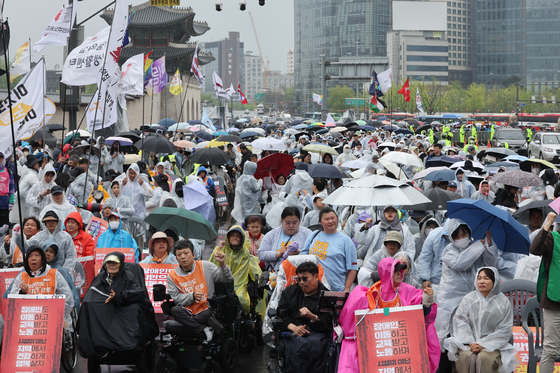비 속 거리 나온 장애인 "우리를 가두지 마라"…부모들은 오체투지