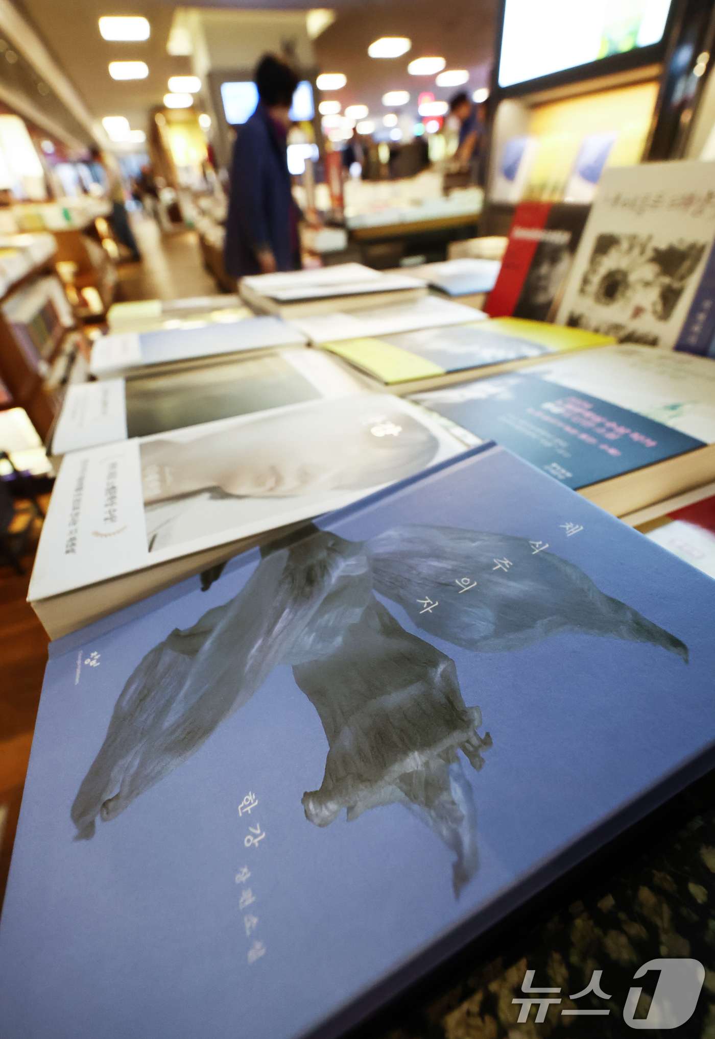 (서울=뉴스1) 김민지 기자 = 최근 10년간 우리나라에서 가장 많이 팔린 책 1, 2위는 모두 한강 작가의 소설인 것으로 나타났다.교보문고가 '세계 책과 저작권의 날'(매년 4월 …