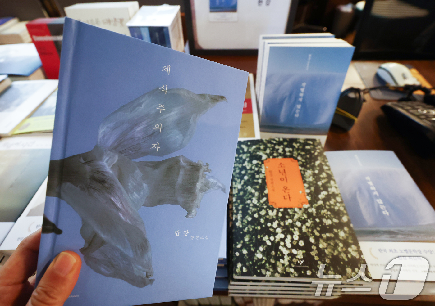 (서울=뉴스1) 김민지 기자 = 최근 10년간 우리나라에서 가장 많이 팔린 책 1, 2위는 모두 한강 작가의 소설인 것으로 나타났다.교보문고가 '세계 책과 저작권의 날'(매년 4월 …