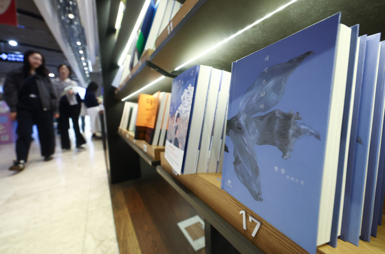 지난 10년간 가장 많이 팔린 책…한강 1·2위 석권