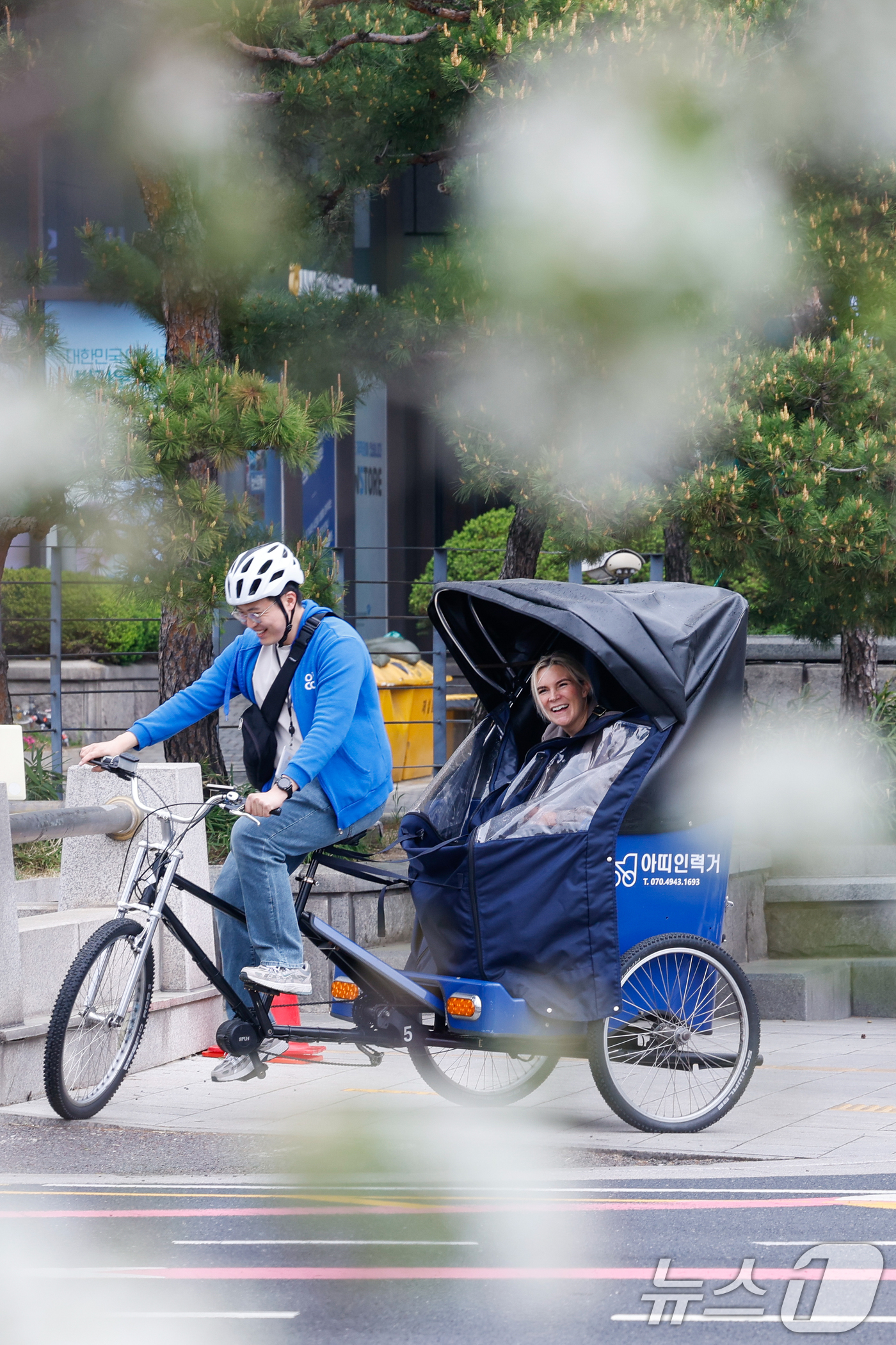 (서울=뉴스1) 안은나 기자 = 절기상 '곡우'(穀雨, 백곡을 기름지게 하는 봄비가 내림)인 20일 서울 중구 세종대로에서 인력거를 탄 외국인 관광객이 즐거워하고 있다. 2026. …