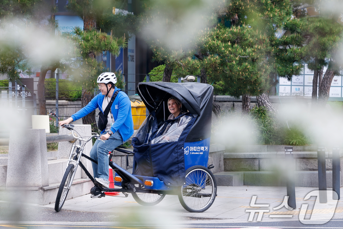 (서울=뉴스1) 안은나 기자 = 절기상 '곡우'(穀雨, 백곡을 기름지게 하는 봄비가 내림)인 20일 서울 중구 세종대로에서 인력거를 탄 외국인 관광객이 즐거워하고 있다. 2026. …