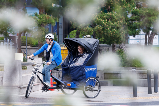 '인력거에서 봄비 구경'
