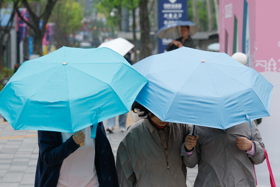 '우산 같이 쓰고 가요'