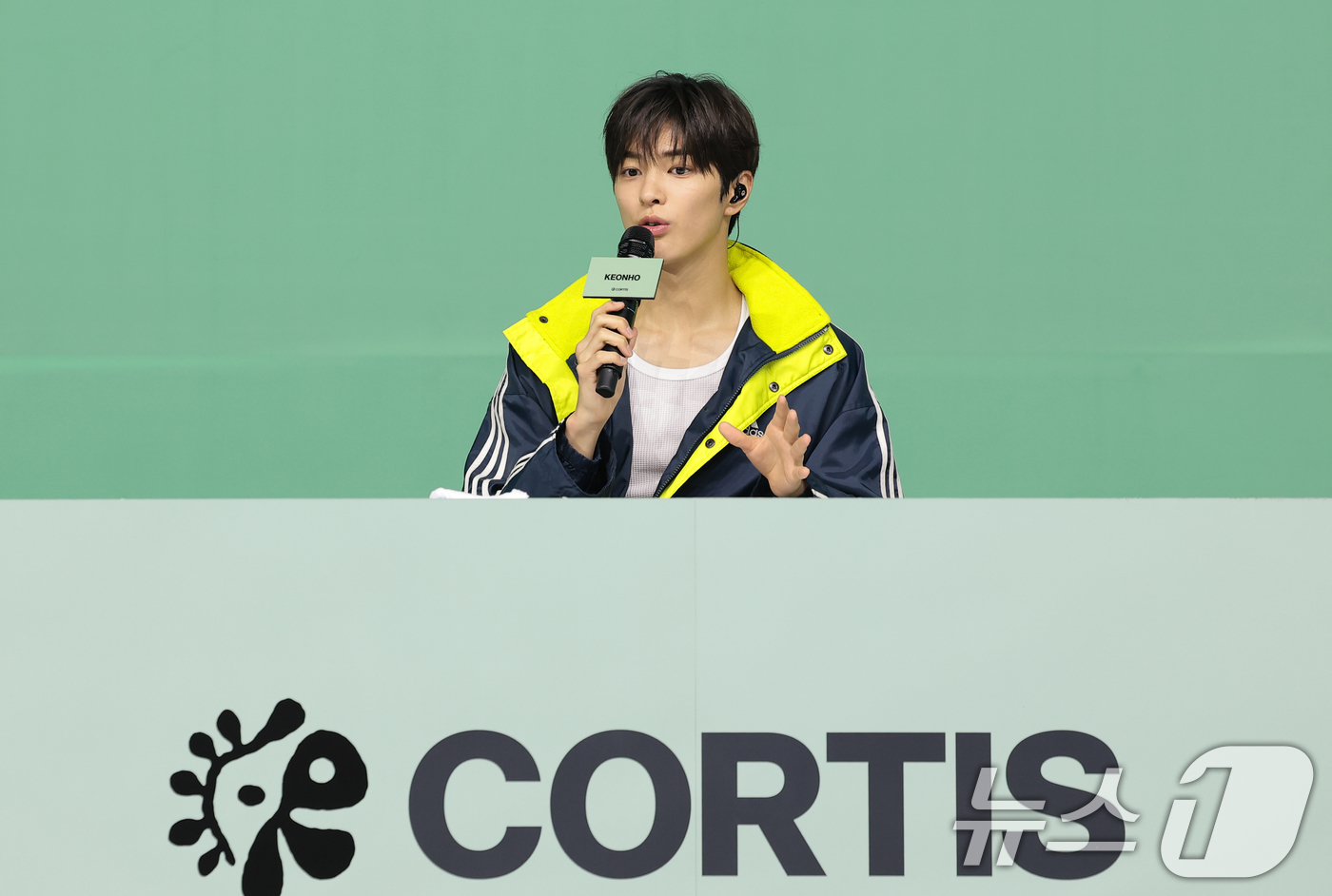 (서울=뉴스1) 권현진 기자 = 그룹 코르티스(CORTIS) 건호가 20일 서울 광진구 예스24라이브홀에서 열린 미니 2집 'GREENGREEN'(그린그린) 발매 쇼케이스에서 취재 …