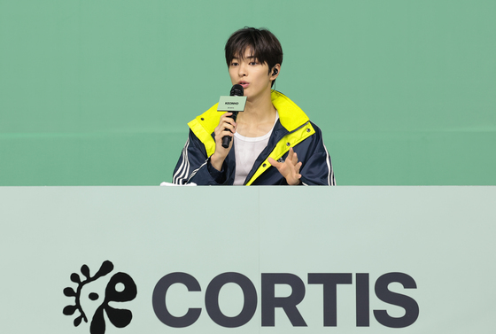 취재진 질문에 답하는 코르티스 건호