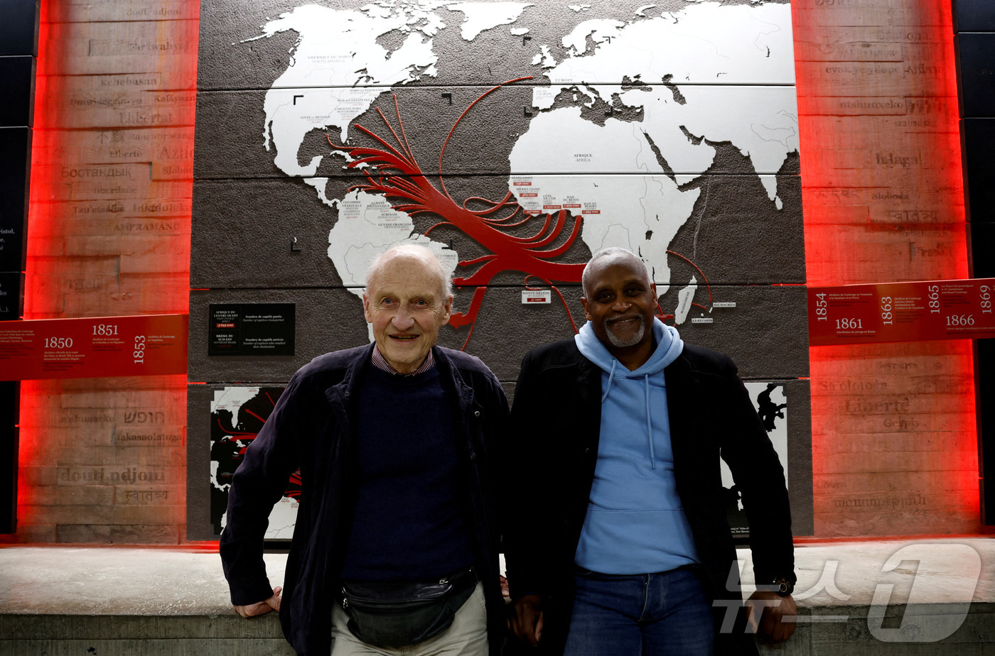 (낭트 로이터=뉴스1) 이창규 기자 = 프랑스의 피에르 기용 드 프랭스가 19일(현지시간)  낭트에서 열린 선박 돛대 모형 제막식에 앞서 자신의 선조들이 저지른 노예 무역에 대해 …