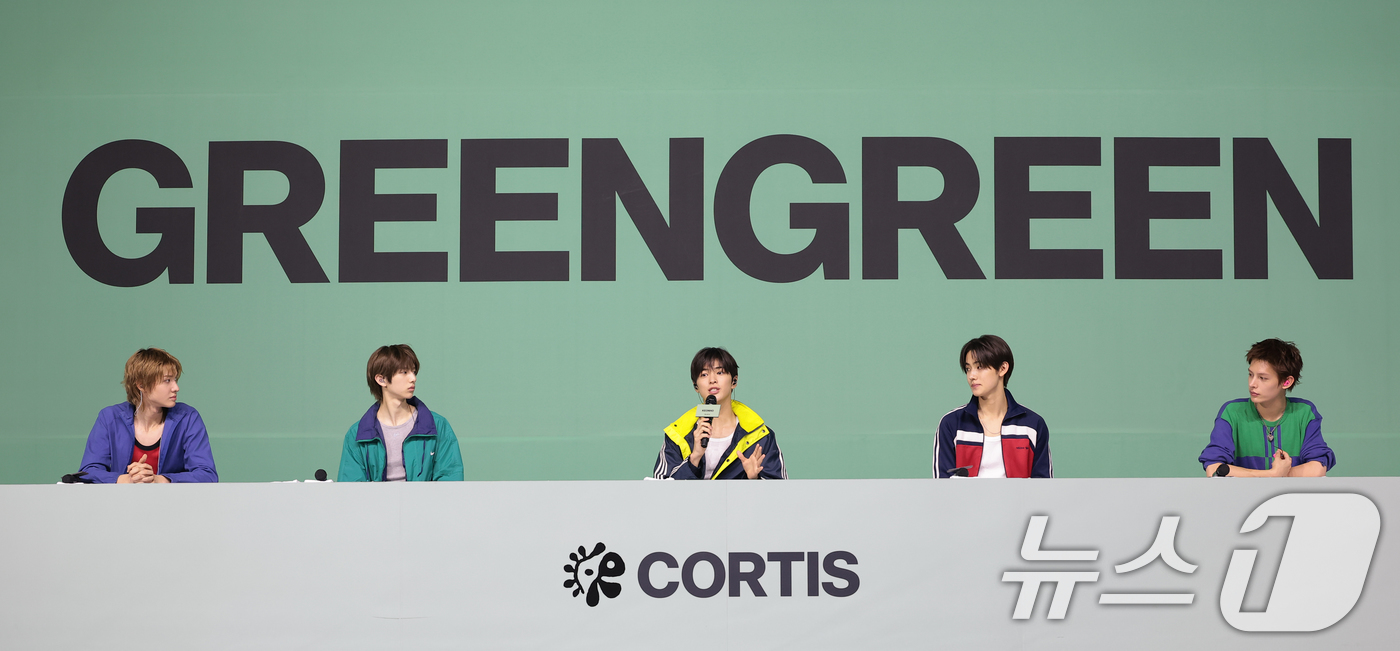 (서울=뉴스1) 권현진 기자 = 그룹 코르티스(CORTIS) 건호(가운데)가 20일 서울 광진구 예스24라이브홀에서 열린 미니 2집 'GREENGREEN'(그린그린) 발매 쇼케이스 …