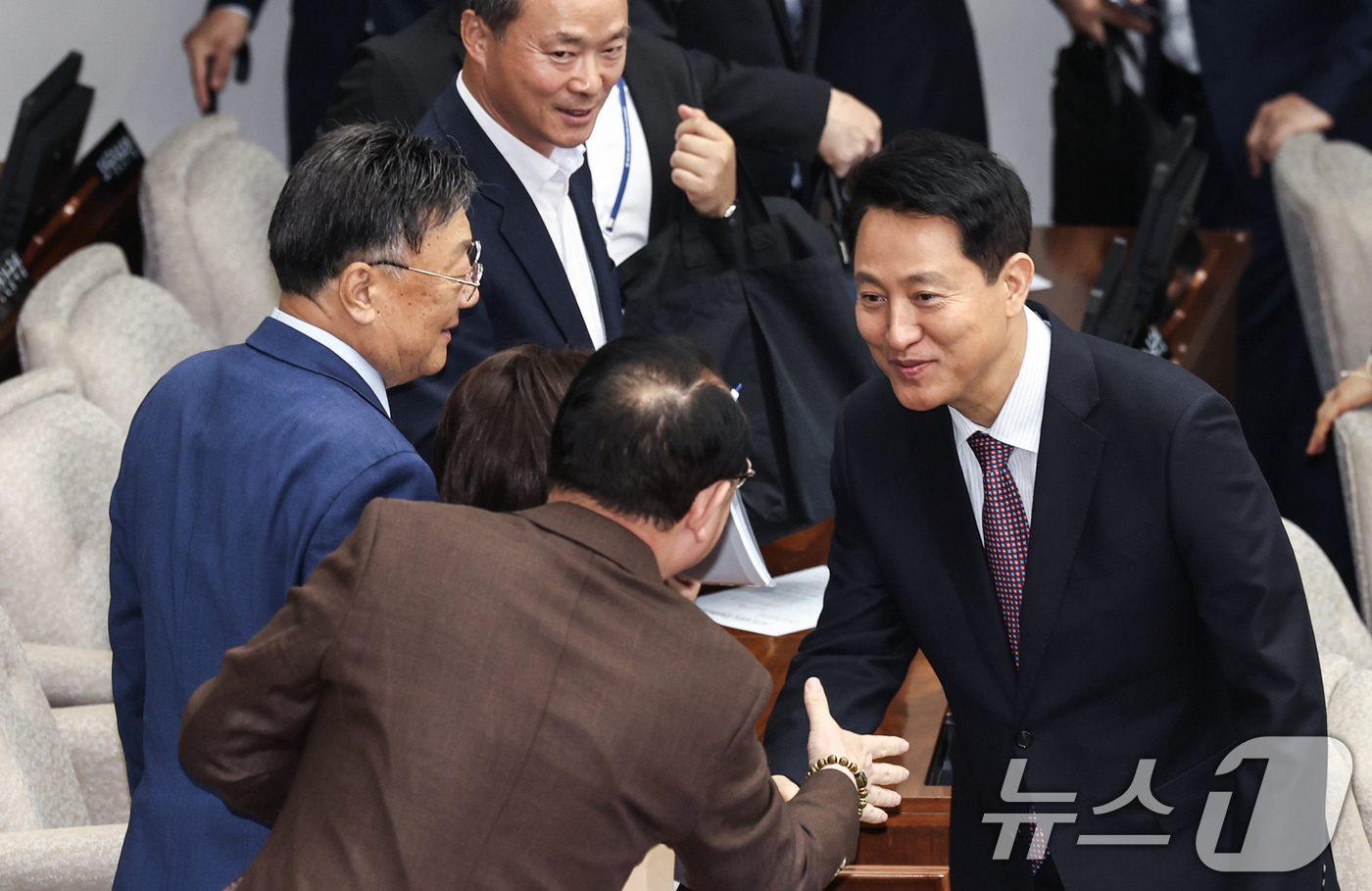 (서울=뉴스1) 임지훈 인턴기자 = 오세훈 서울시장이 20일 오후 서울 중구 서울시의회 본회의장에서 열린 제335회 임시회 제1차 본회의를 마치고 시의원들고 인사를 나누며 이동하고 …