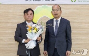 본문 이미지 - 윤종진 한국보훈복지의료공단 이사장(오른쪽)이 20일 박찬호 신임 행정안전이사에게 임명장을 전달한 후 기념사진을 촬영하고 있다. (한국보훈복지의료공단 제공. 재판매 및 DB금지) 2026.4.20/뉴스1