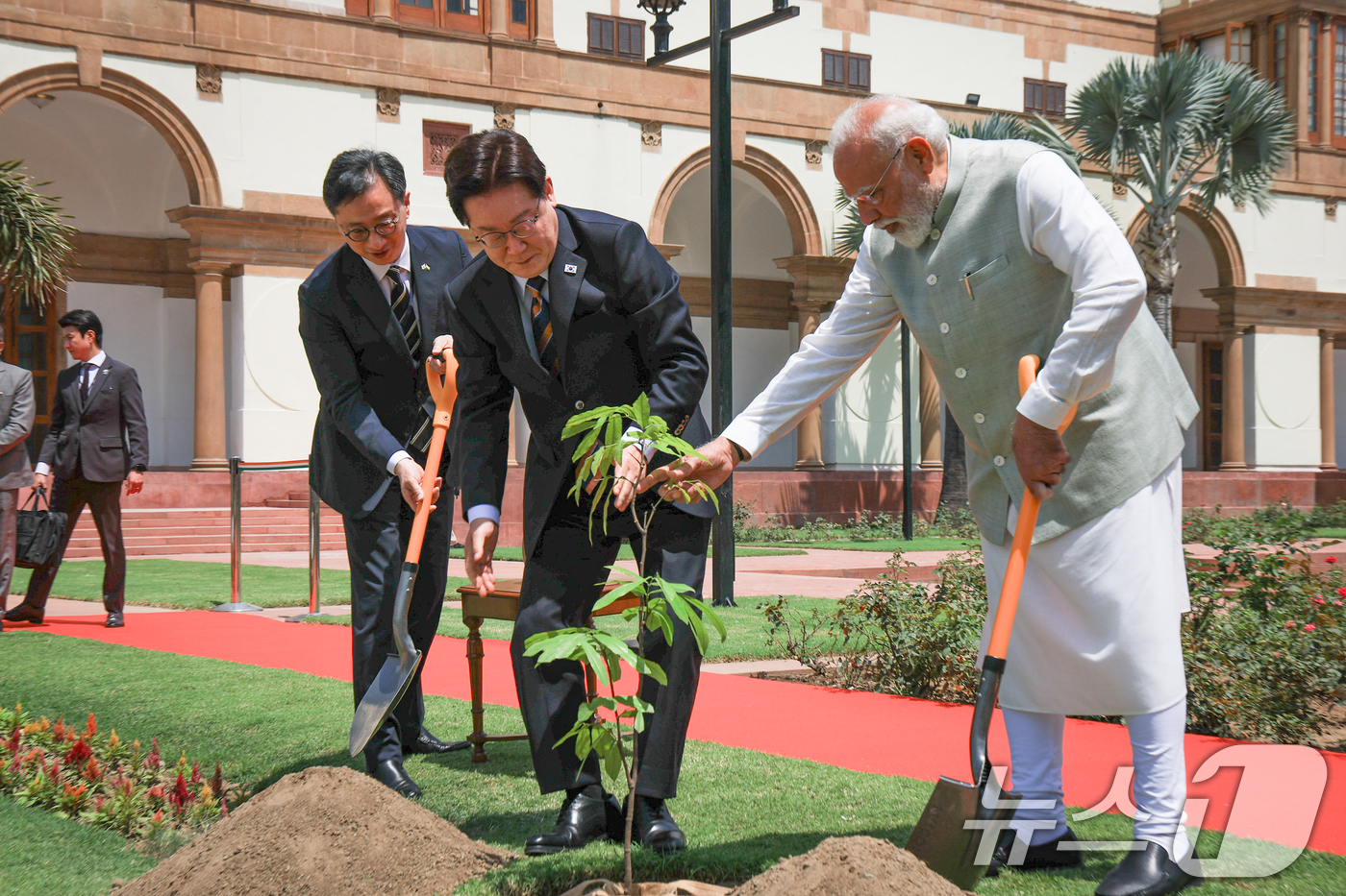 (뉴델리(인도)=뉴스1) 이재명 기자 = 인도를 국빈 방문 중인 이재명 대통령이 20일 뉴델리 영빈관 조경공간에서 나렌드라 모디 인도 총리와 아소카 나무를 공동식수하고 있다. 20 …