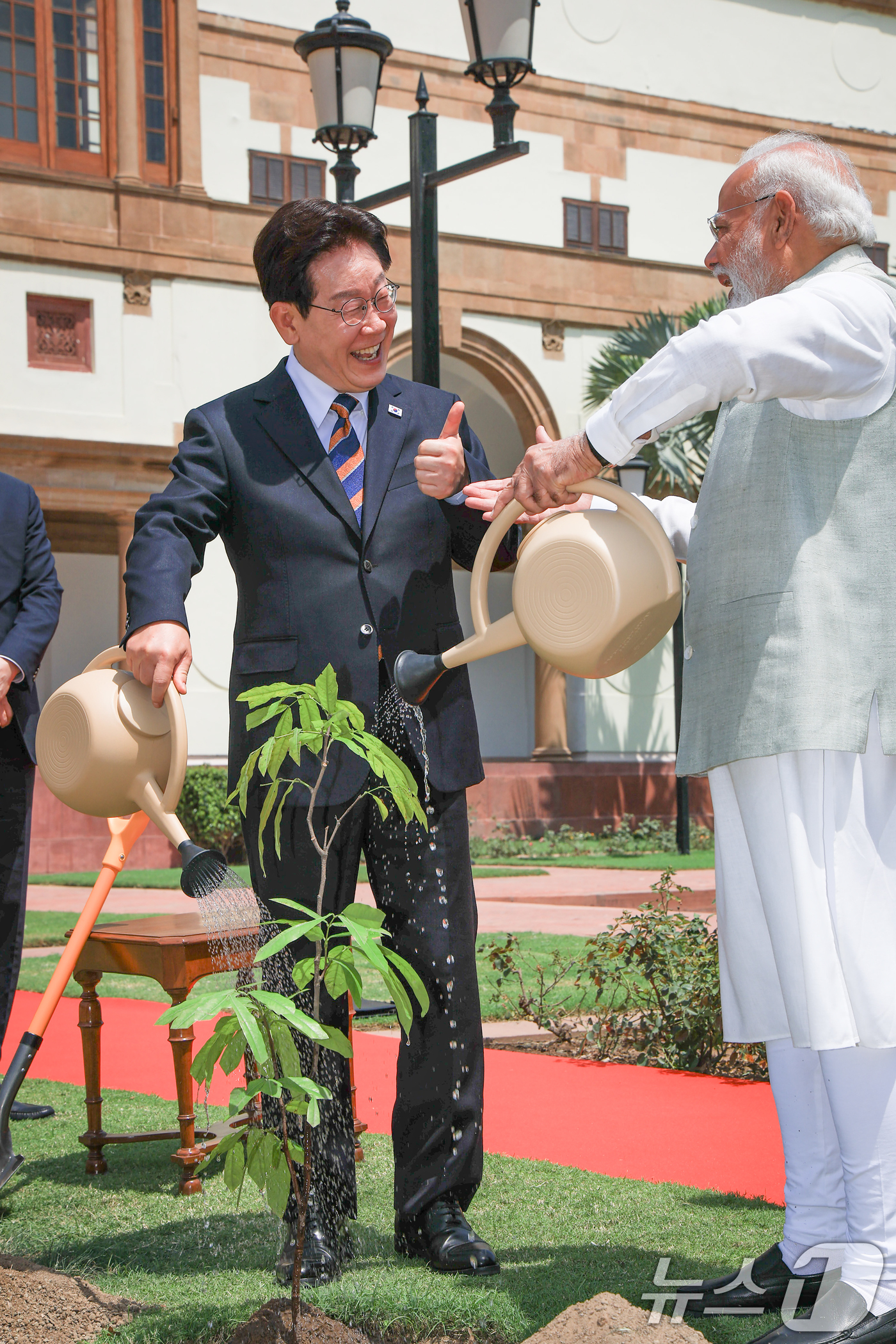(뉴델리(인도)=뉴스1) 이재명 기자 = 인도를 국빈 방문 중인 이재명 대통령이 20일 뉴델리 영빈관 조경공간에서 나렌드라 모디 인도 총리와 아소카 나무를 공동식수하고 있다. 20 …