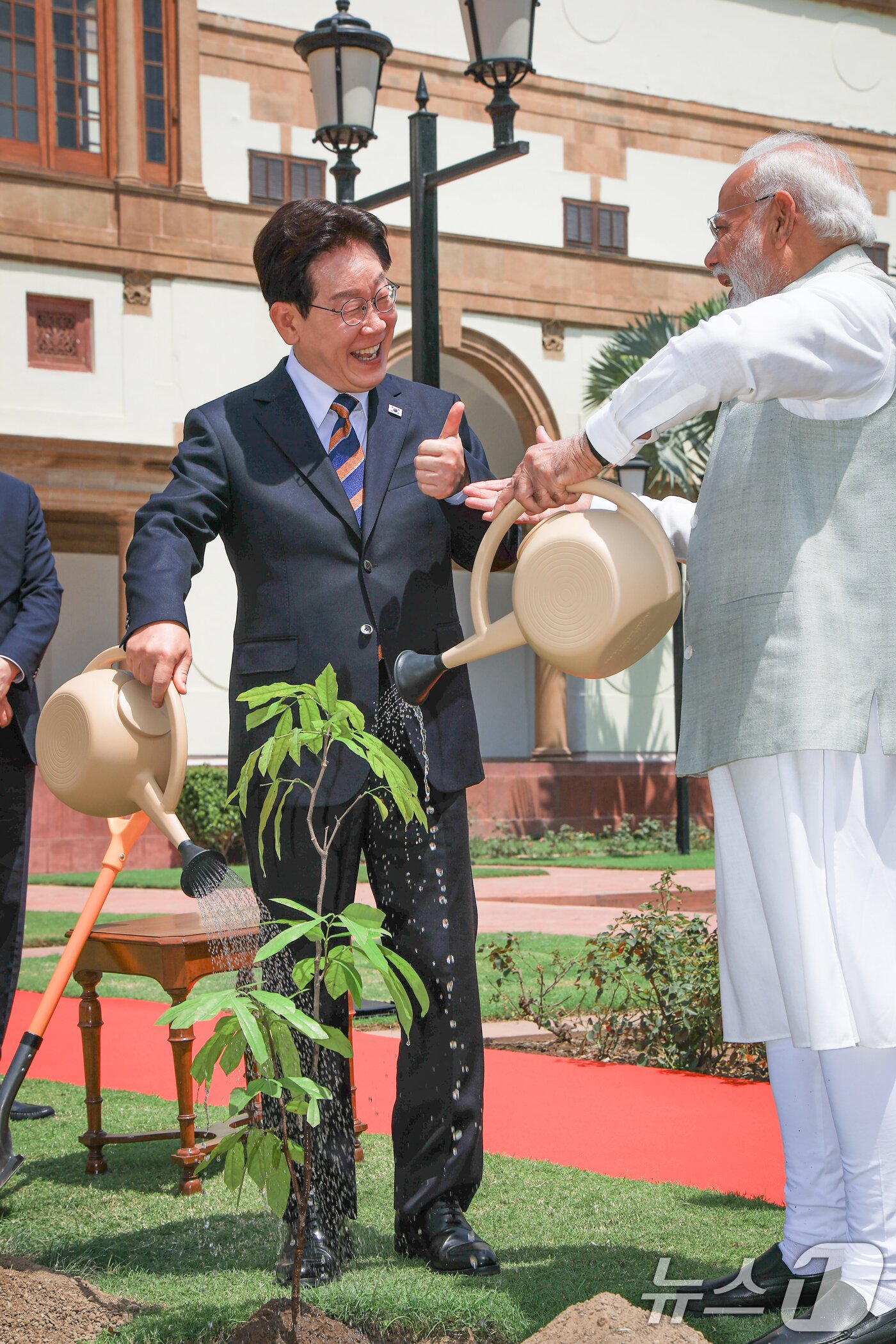 본문 이미지 - 인도를 국빈 방문 중인 이재명 대통령이 20일 뉴델리 영빈관 조경공간에서 나렌드라 모디 인도 총리와 아소카 나무를 공동식수하고 있다. 2026.4.20 ⓒ 뉴스1 이재명 기자