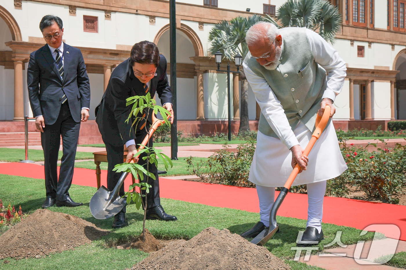 (뉴델리(인도)=뉴스1) 이재명 기자 = 인도를 국빈 방문 중인 이재명 대통령이 20일 뉴델리 영빈관 조경공간에서 나렌드라 모디 인도 총리와 아소카 나무를 공동식수하고 있다. 20 …