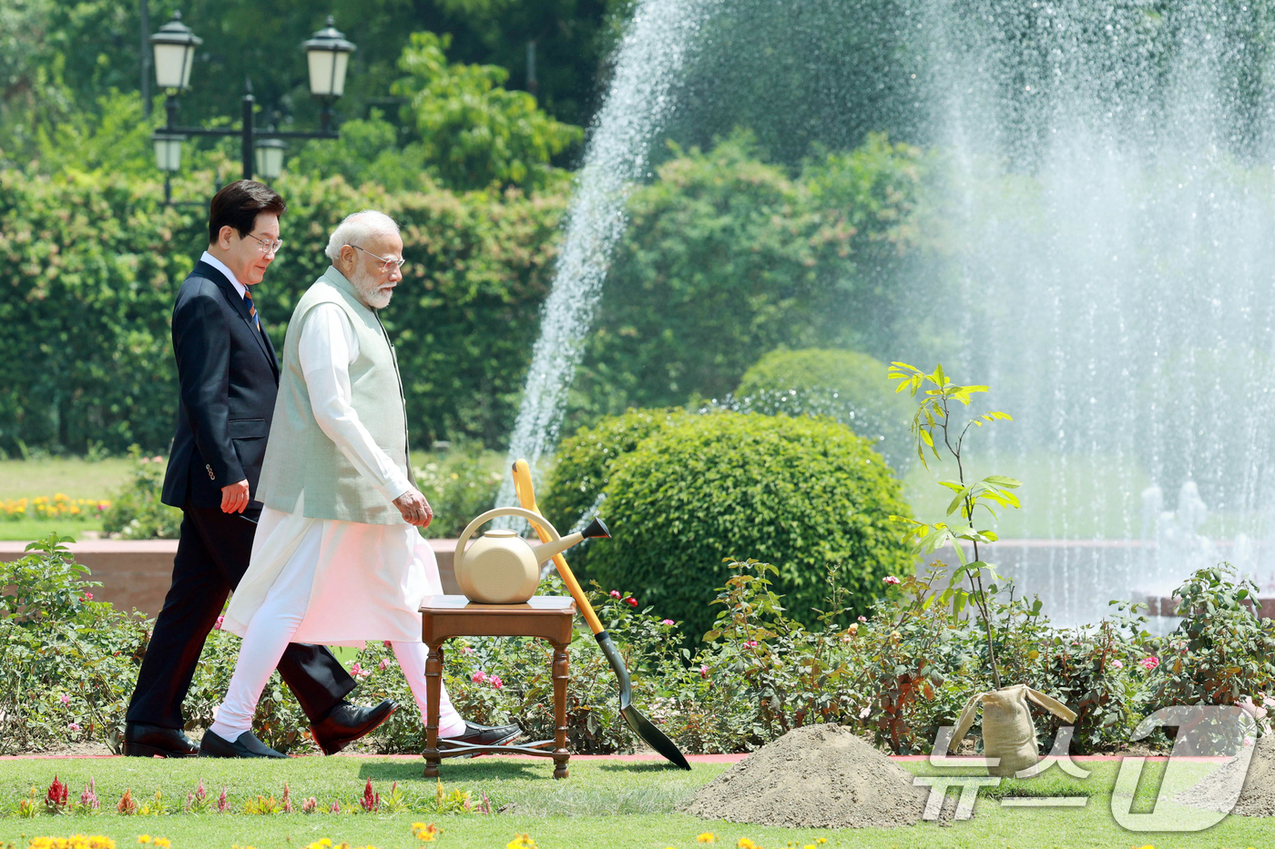 (뉴델리(인도)=뉴스1) 이재명 기자 = 인도를 국빈 방문 중인 이재명 대통령이 20일 뉴델리 영빈관 조경공간에서 나렌드라 모디 인도 총리와 아소카 나무를 공동식수하기 위해 이동하 …