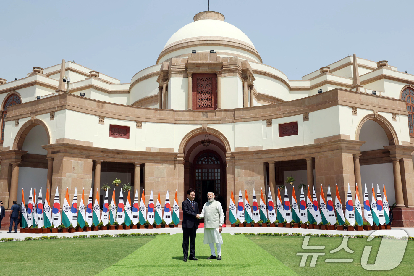 (뉴델리(인도)=뉴스1) 이재명 기자 = 인도를 국빈 방문 중인 이재명 대통령이 20일 뉴델리 영빈관에서 정상회담을 하기 앞서  나렌드라 모디 인도 총리와 기념촬영을 하고 있다. …