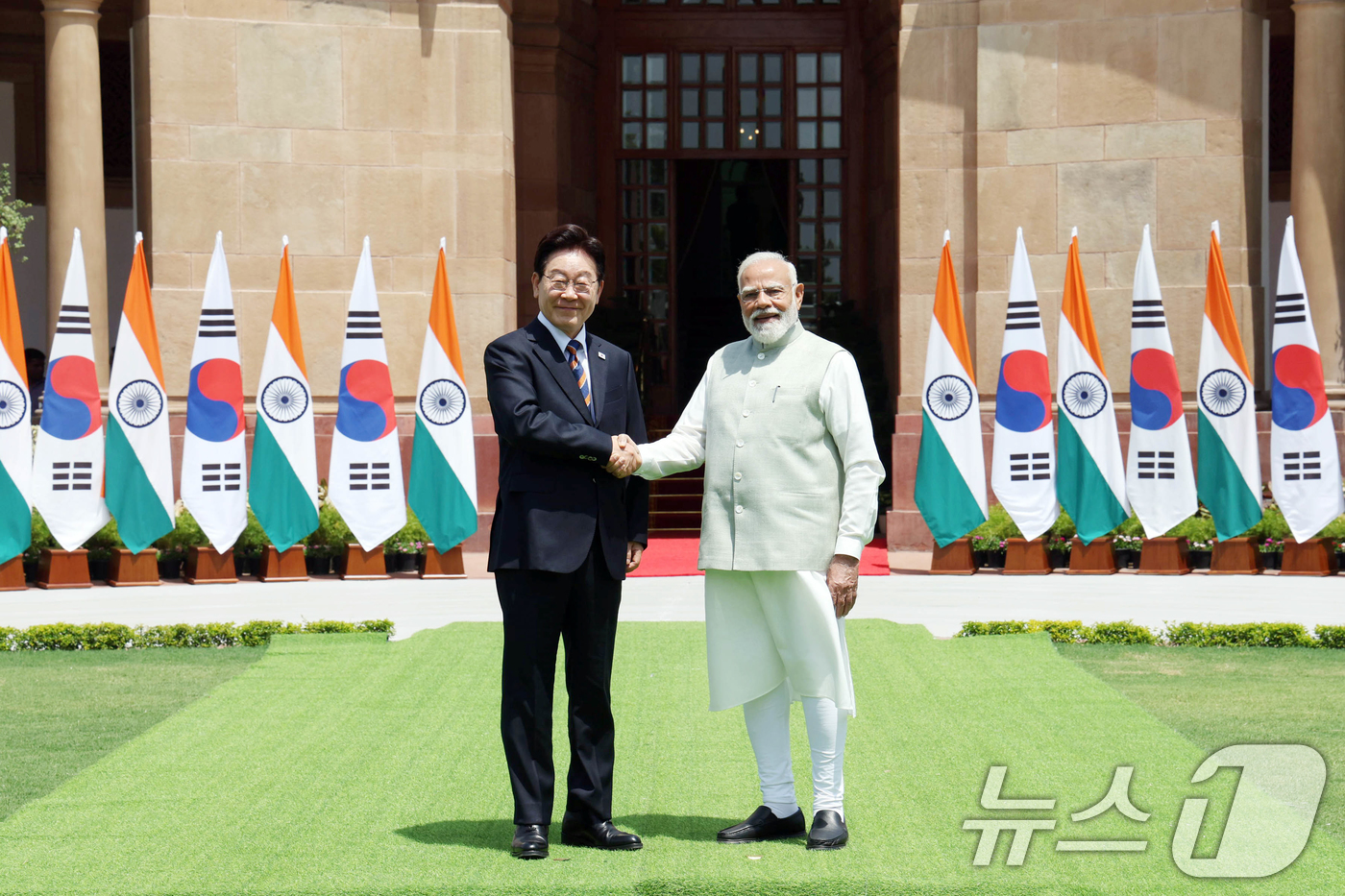 (뉴델리(인도)=뉴스1) 이재명 기자 = 인도를 국빈 방문 중인 이재명 대통령이 20일 뉴델리 영빈관에서 정상회담을 하기 앞서  나렌드라 모디 인도 총리와 기념촬영을 하고 있다. …