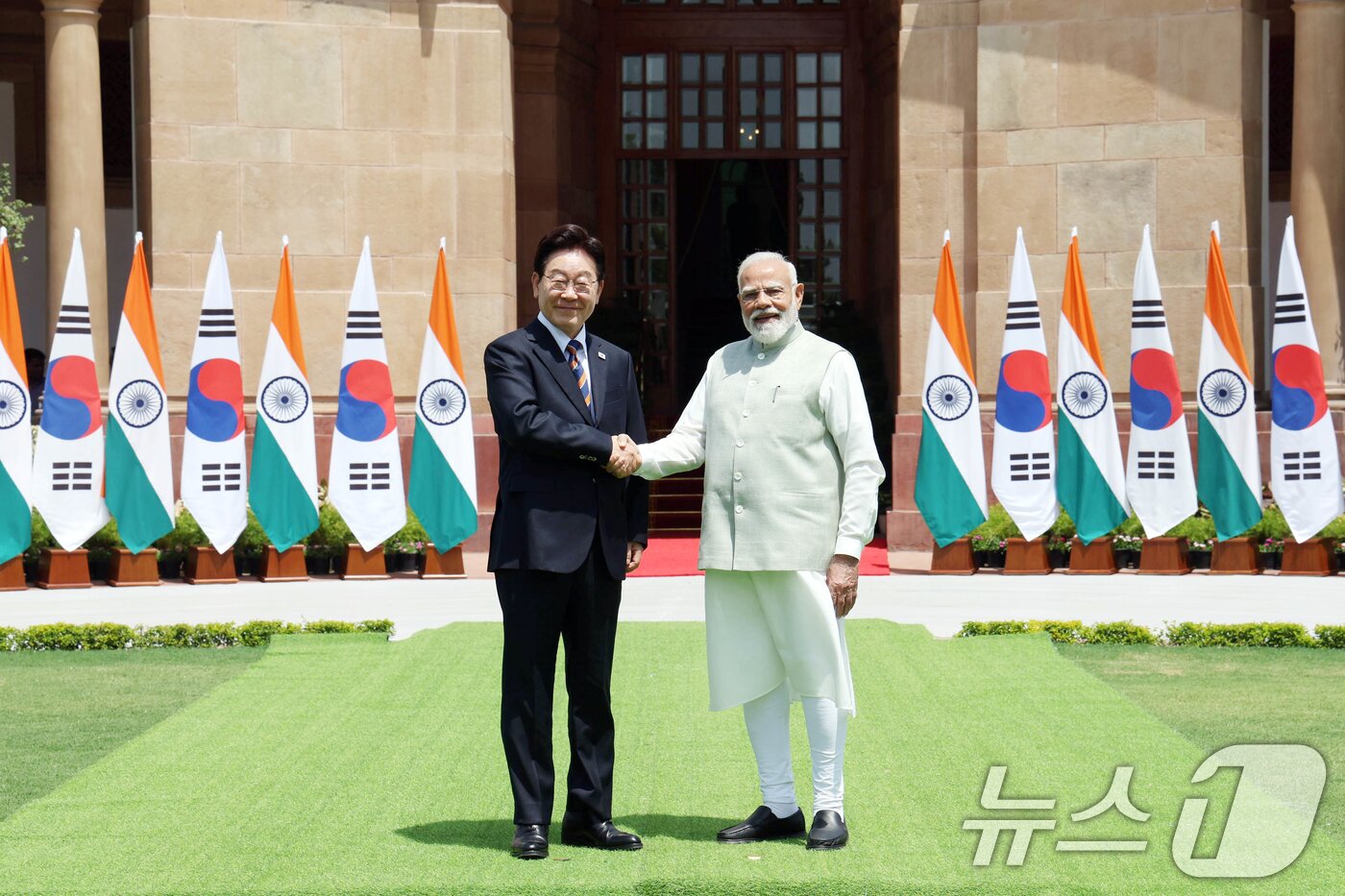 본문 이미지 - 인도를 국빈 방문 중인 이재명 대통령이 20일 뉴델리 영빈관에서 정상회담을 하기 앞서 나렌드라 모디 인도 총리와 기념촬영을 하고 있다. 2026.4.20 ⓒ 뉴스1 이재명 기자