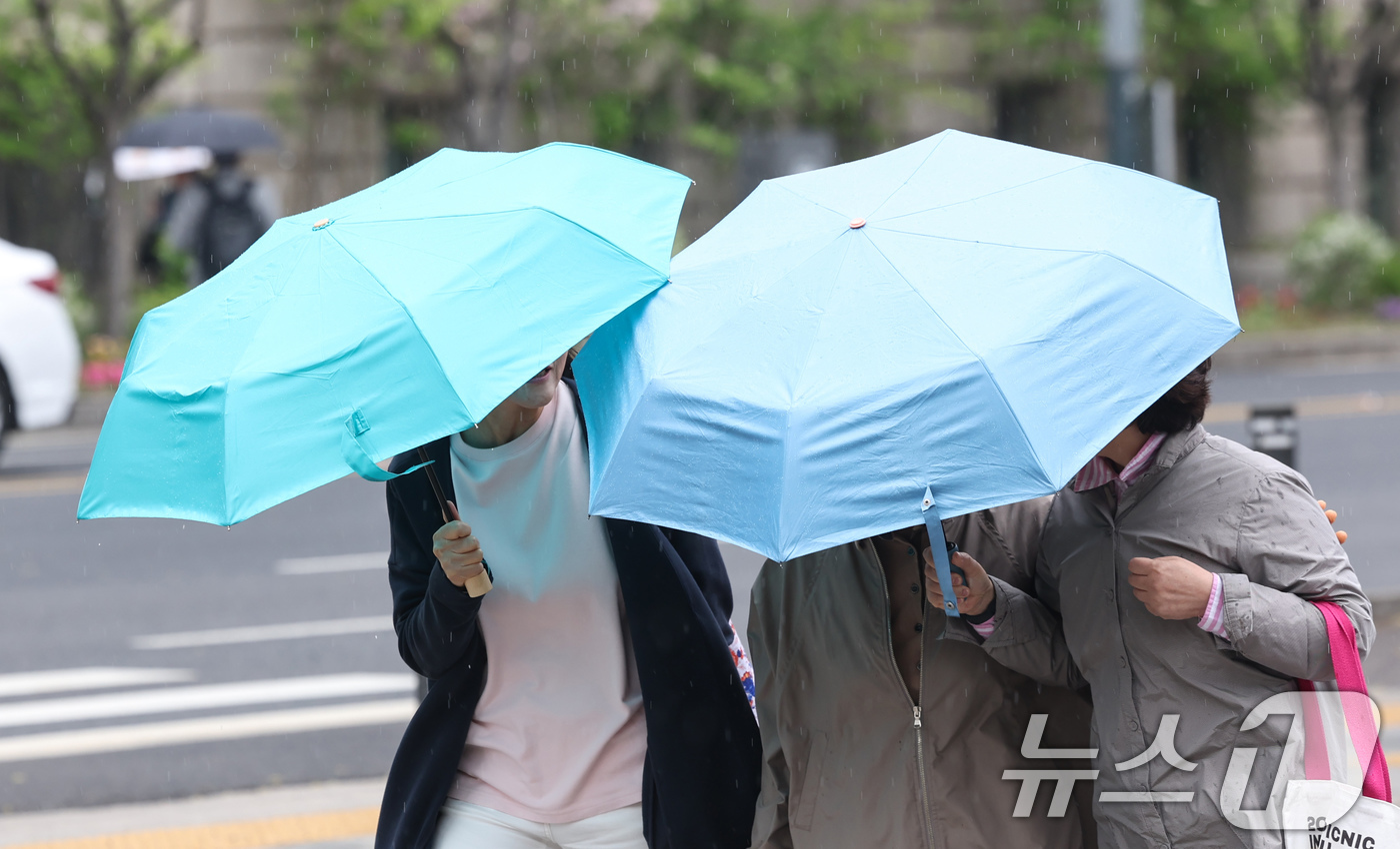 (서울=뉴스1) 임지훈 인턴기자 = 절기상 '곡우'(穀雨)이자 봄비가 내리는 20일 오후 서울 중구 시청역 인근에서 시민들이 우산을 쓰고 이동하고 있다. 2026.4.20/뉴스1