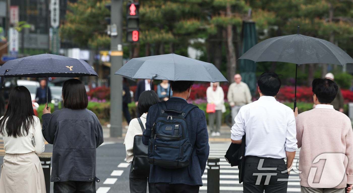 (서울=뉴스1) 임지훈 인턴기자 = 절기상 '곡우'(穀雨)이자 봄비가 내리는 20일 오후 서울 중구 시청역 인근에서 우산을 쓴 시민들이 횡단보도에서 신호를 기다리고 있다. 2026 …