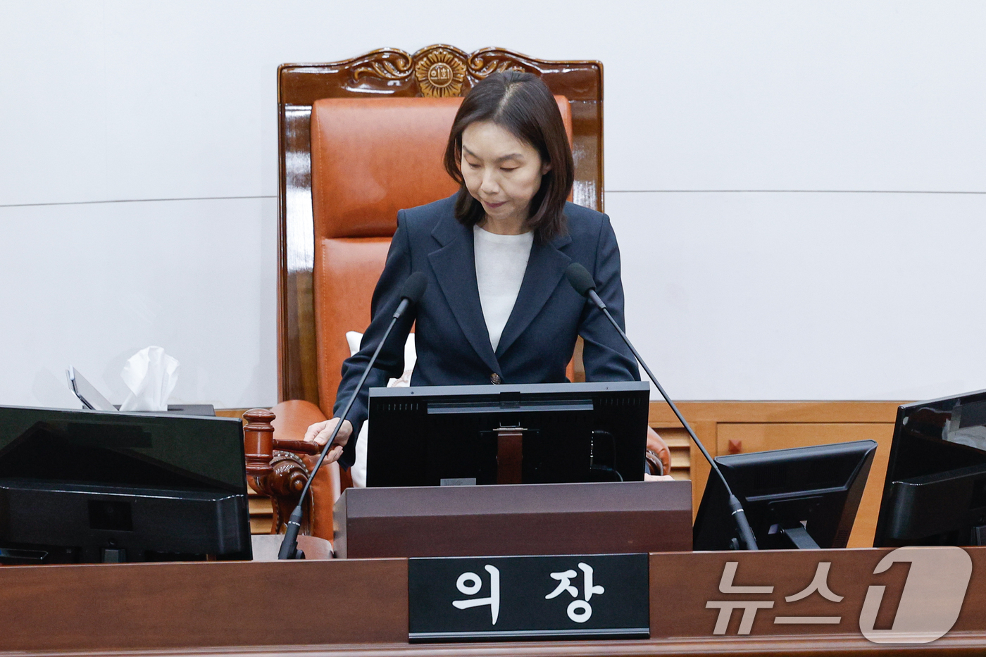 (서울=뉴스1) 안은나 기자 = 최호정 서울시의회 의장이 20일 오후 중구 시의회에서 열린 제335회 임시회 제1차 본회의에서 의사봉을 두드리고 있다. 2026.4.20/뉴스1