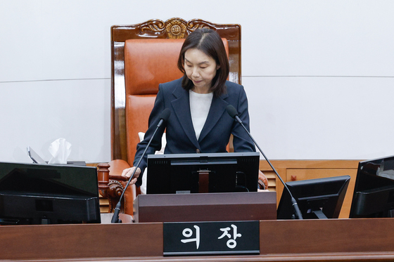 의사봉 두드리는 최호정 의장