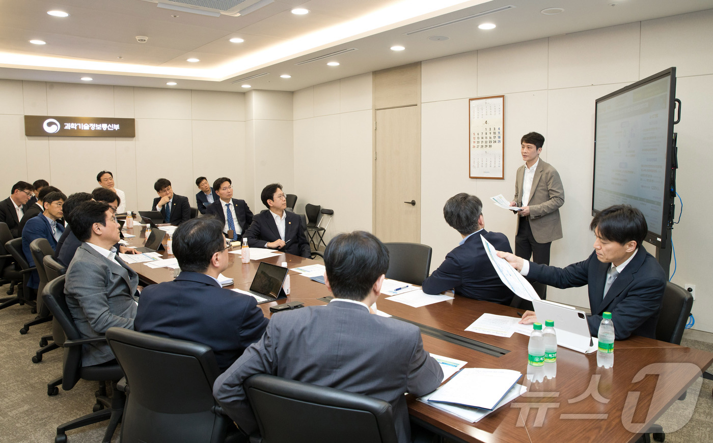 (서울=뉴스1) = 배경훈 부총리 겸 과학기술정보통신부 장관이 20일 오전 정부세종청사에서 윤홍권 과학기술인공지능혁신담당관으로부터 내부 정책 브랜드 '다함께 스프린트' 관련 설명을 …