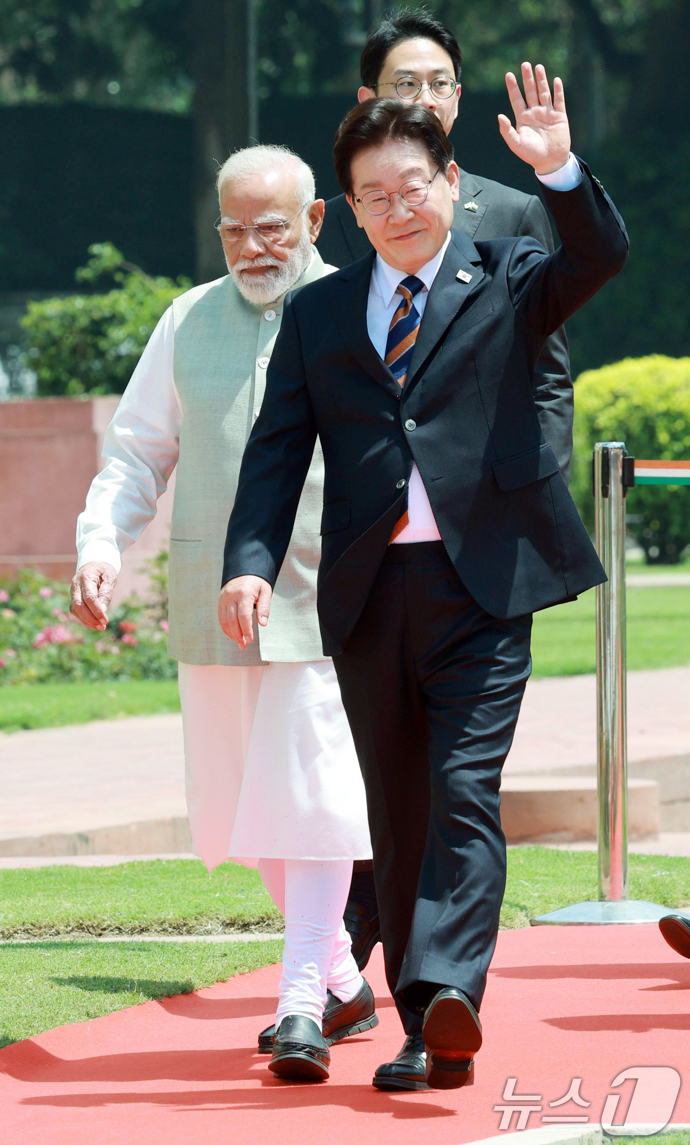 (뉴델리(인도)=뉴스1) 이재명 기자 = 인도를 국빈 방문 중인 이재명 대통령이 20일 뉴델리 영빈관 조경공간에서 나렌드라 모디 인도 총리와 아소카 나무를 공동식수를 마친 뒤 이동 …