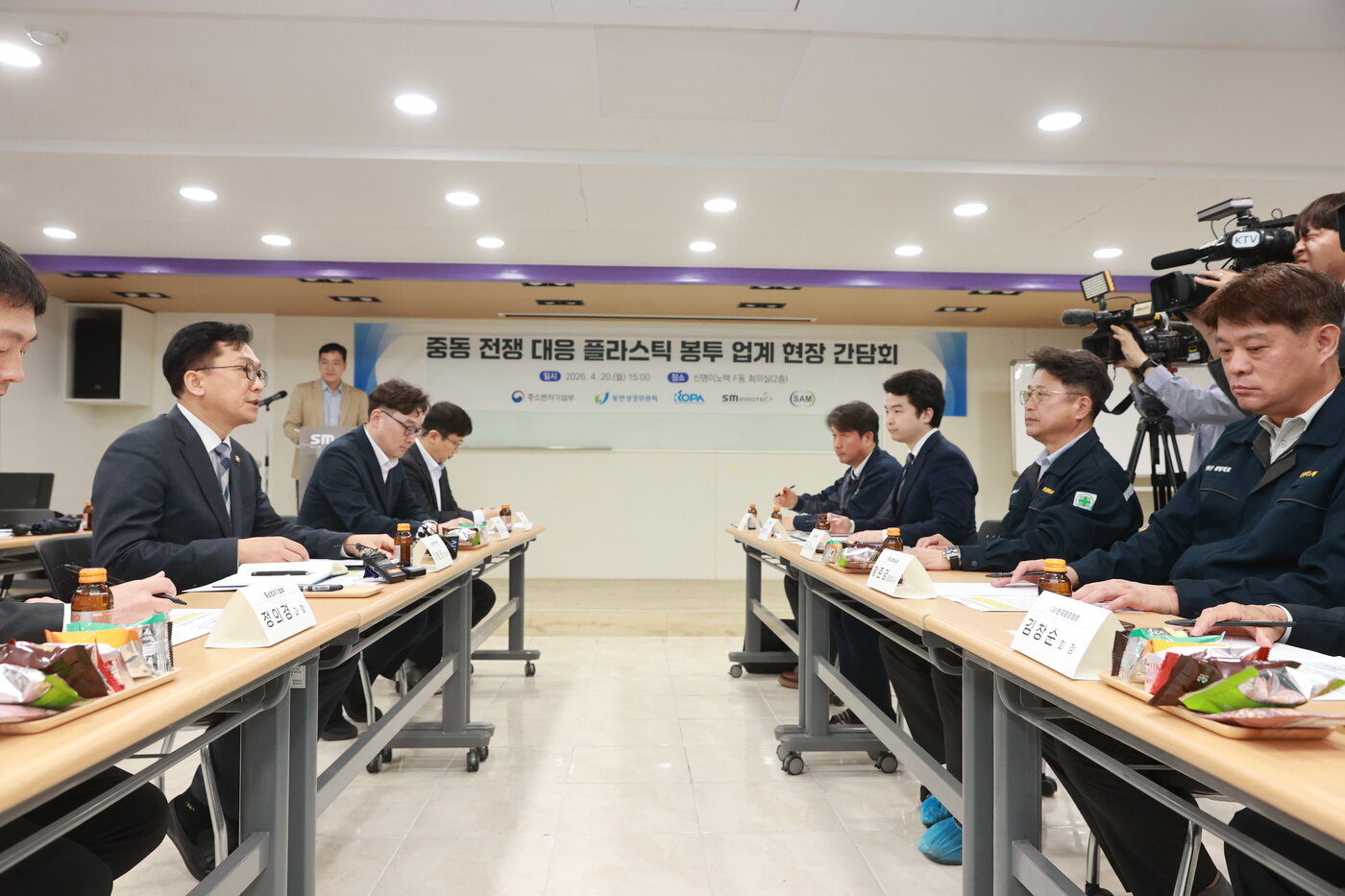 본문 이미지 - 이병권 중기부 제2차관(왼쪽)이 20일 경기 화성에 위치한 플라스틱 연포장 제조업체를 찾아 현장을 살펴보고 지원 방안을 논의했다. (중소벤처기업부 제공)