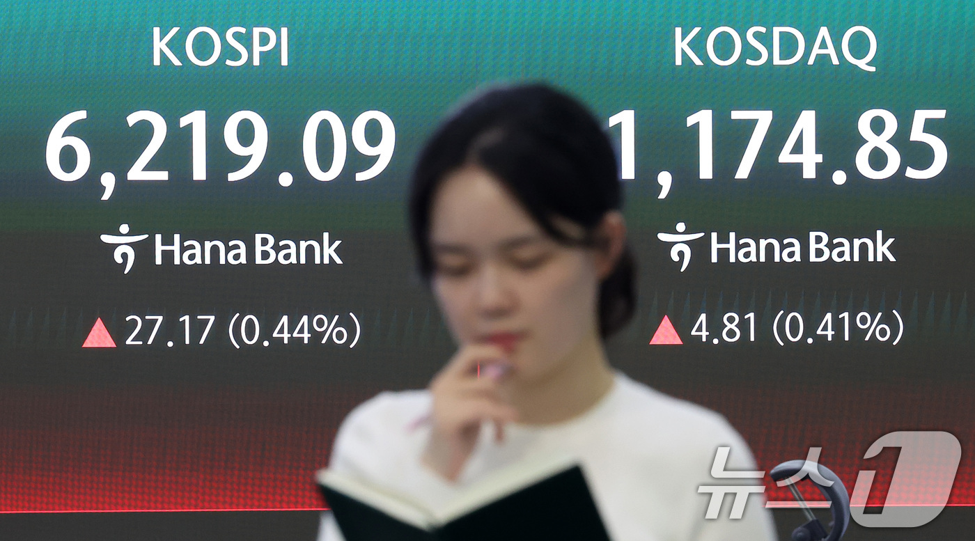 (서울=뉴스1) 김성진 기자 = 코스피가 6200선을 회복한 20일 서울 중구 하나은행 본점 딜링룸에 종가가 표시되고 있다.이날 코스피는 전일 종가와 비교해 27.17포인트(0.4 …