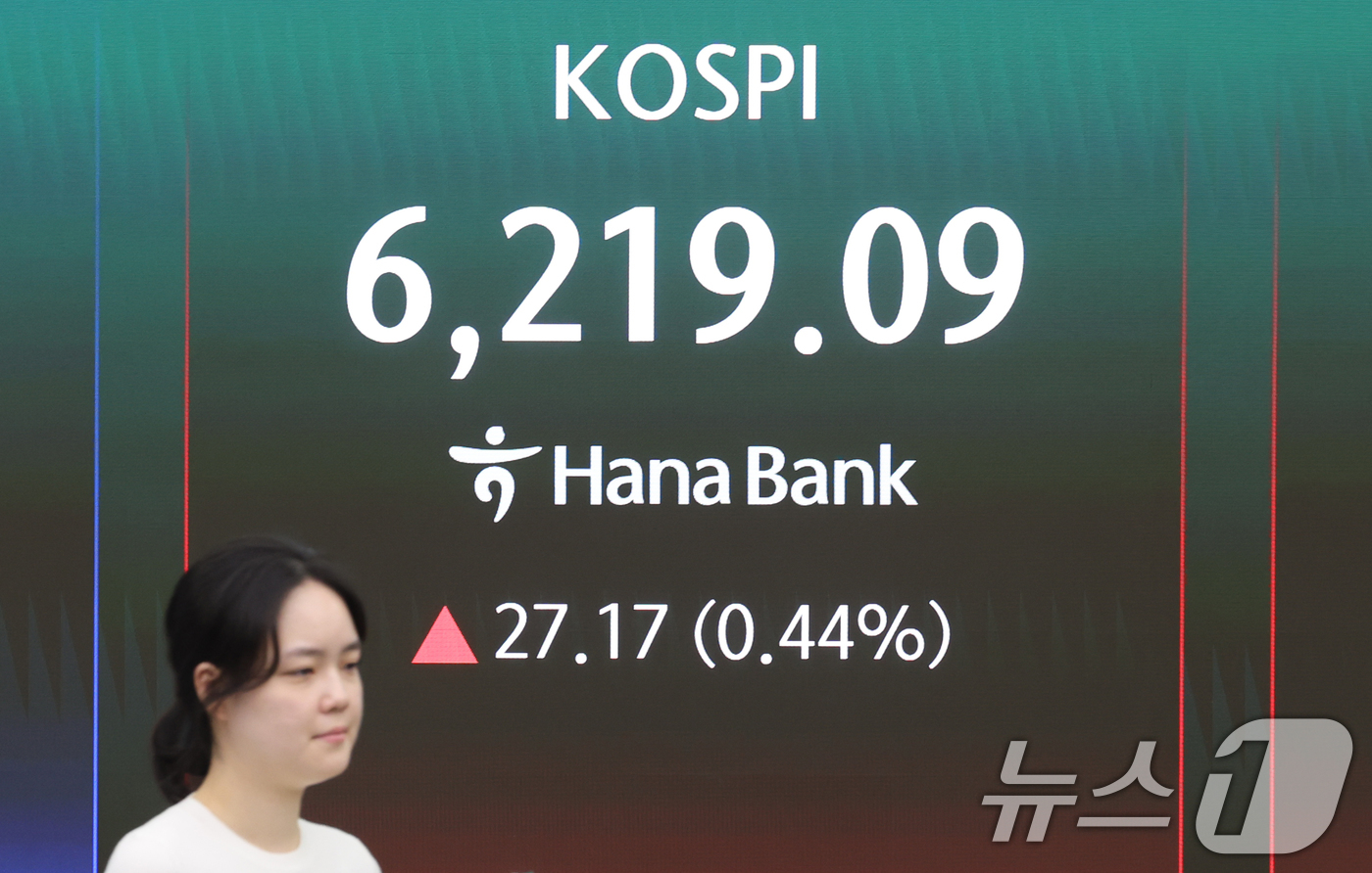 (서울=뉴스1) 조연우 인턴기자 = 코스피 지수가 중동 지역의 지정학적 리스크에도 불구하고 6200포인트를 회복한 20일 서울 중구 하나은행 본점 딜링룸 전광판에 코스피 시황이 나 …