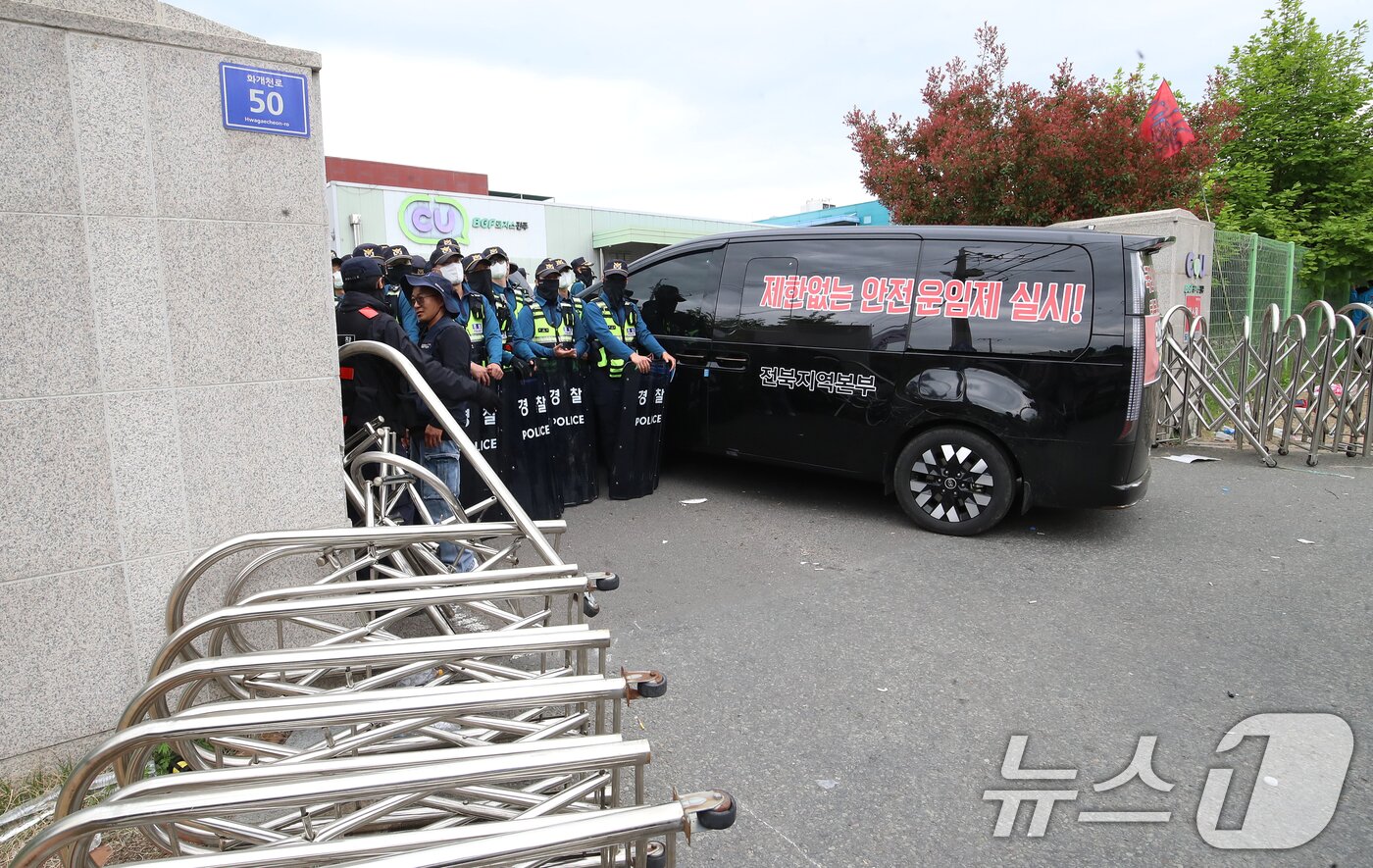 본문 이미지 - 20일 경남 진주시 정촌면 CU 진주물류센터 앞에서 경찰이 민주노총 화물연대 CU지회 노조원들을 막아 서고 있다. 2026.4.20 ⓒ 뉴스1 윤일지 기자