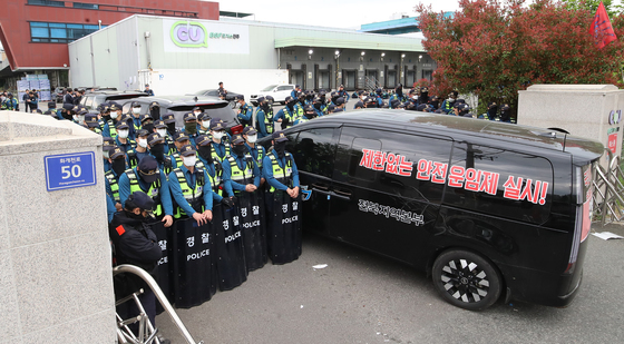 화물연대 집회서 경찰에 차량 돌진한 조합원 징역 2년 구형