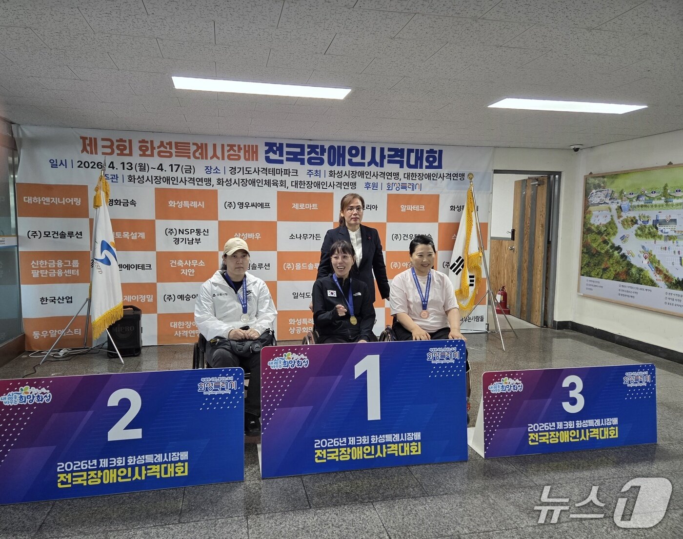 본문 이미지 - 제3회 화성특례시장배 전국장애인사격대회 50m 화약소총 3자세 종목에서 은메달을 차지한 강릉시청 이유정(왼쪽) 선수.(강릉시 제공, 재판매 및 DB 금지)2026.20/뉴스1