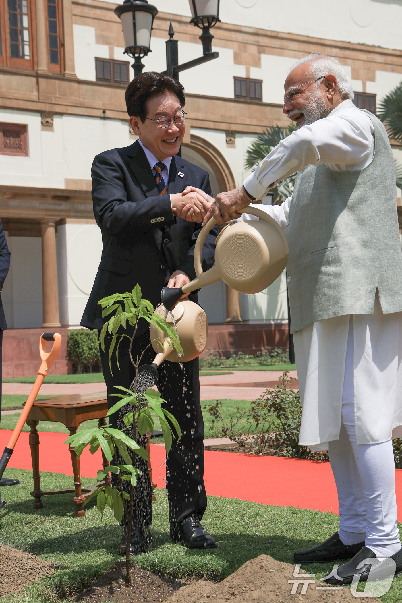 (뉴델리(인도)=뉴스1) 이재명 기자 = 인도를 국빈 방문 중인 이재명 대통령이 20일 뉴델리 영빈관 조경공간에서 나렌드라 모디 인도 총리와 아소카 나무를 공동식수하고 있다. 20 …