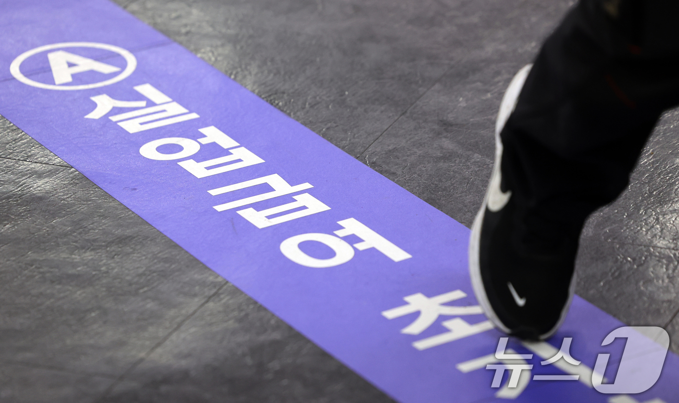 (서울=뉴스1) 황기선 기자 = 20일 서울 마포구 서울서부고용복지플러스센터에서 구직자가 상담을 기다리고 있다.국가통계포털(KOSIS)과 국가데이터처 '고용동향'에 따르면, 1분기 …