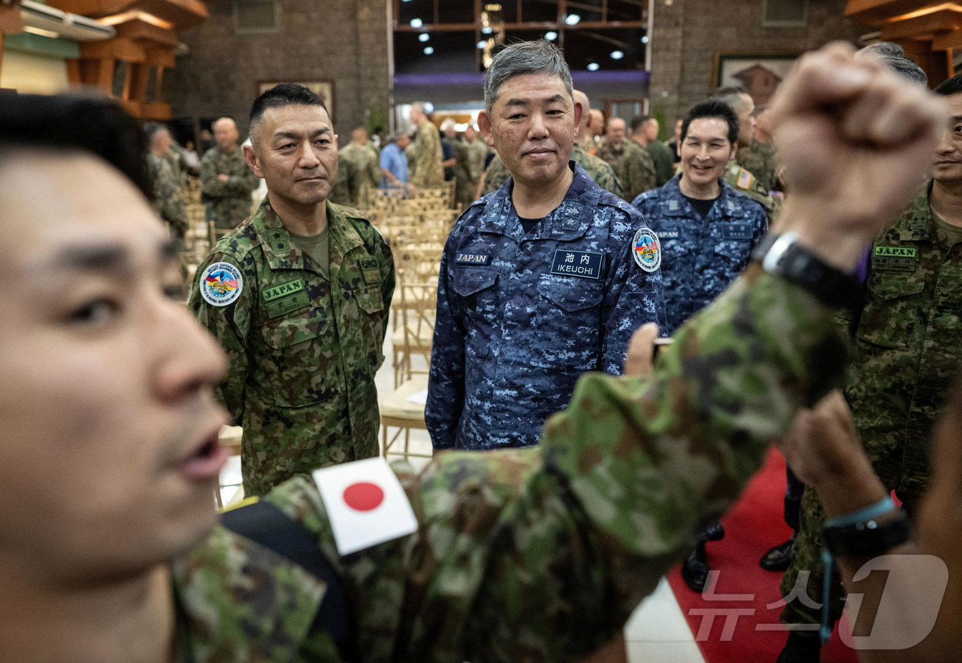(케손시티 로이터=뉴스1) 이정환 기자 = 일본 육상자위대 상륙신속전개여단 사령관 무샤 도시카쓰 소장과 일본 해상자위대 상륙·기뢰전 부대 사령관 이즈루 이케우치 소장이 20일(현지 …
