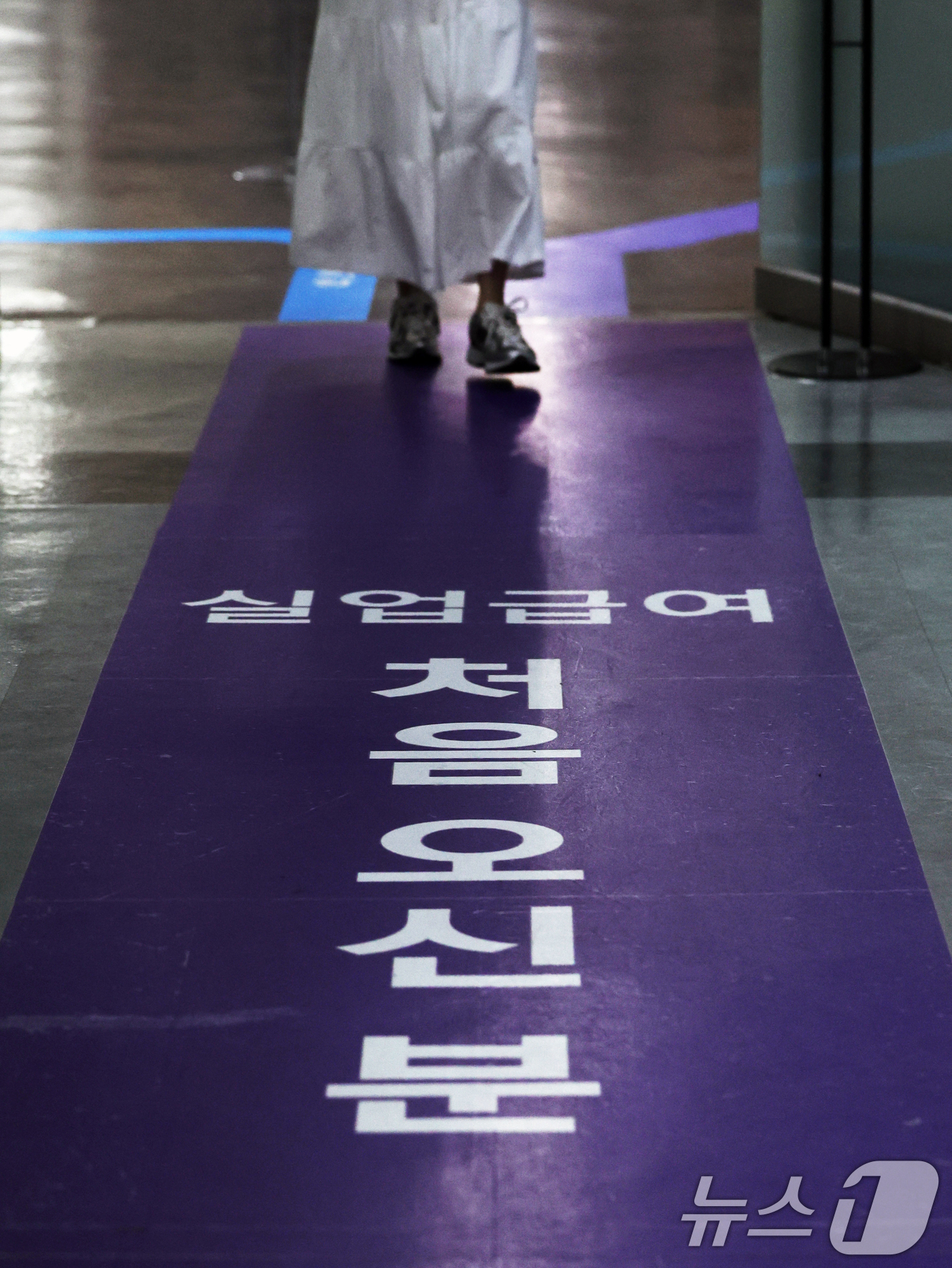 (서울=뉴스1) 황기선 기자 = 20일 서울 마포구 서울서부고용복지플러스센터에서 구직자가 상담을 기다리고 있다.국가통계포털(KOSIS)과 국가데이터처 '고용동향'에 따르면, 1분기 …