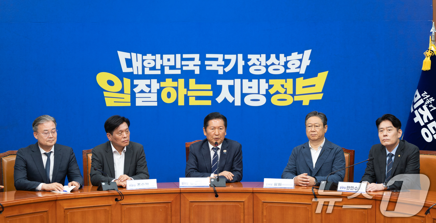 (서울=뉴스1) 이승배 기자 = 정청래 더불어민주당 대표가 20일 서울 여의도 국회에서 6.3 지방선거 관련 기자간담회를 하고 있다. 2026.4.20/뉴스1