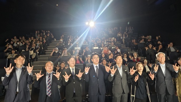 "총소리도, 파도소리도 읽었다"…롯데시네마 'AI 자막안경' 상영회[르포]