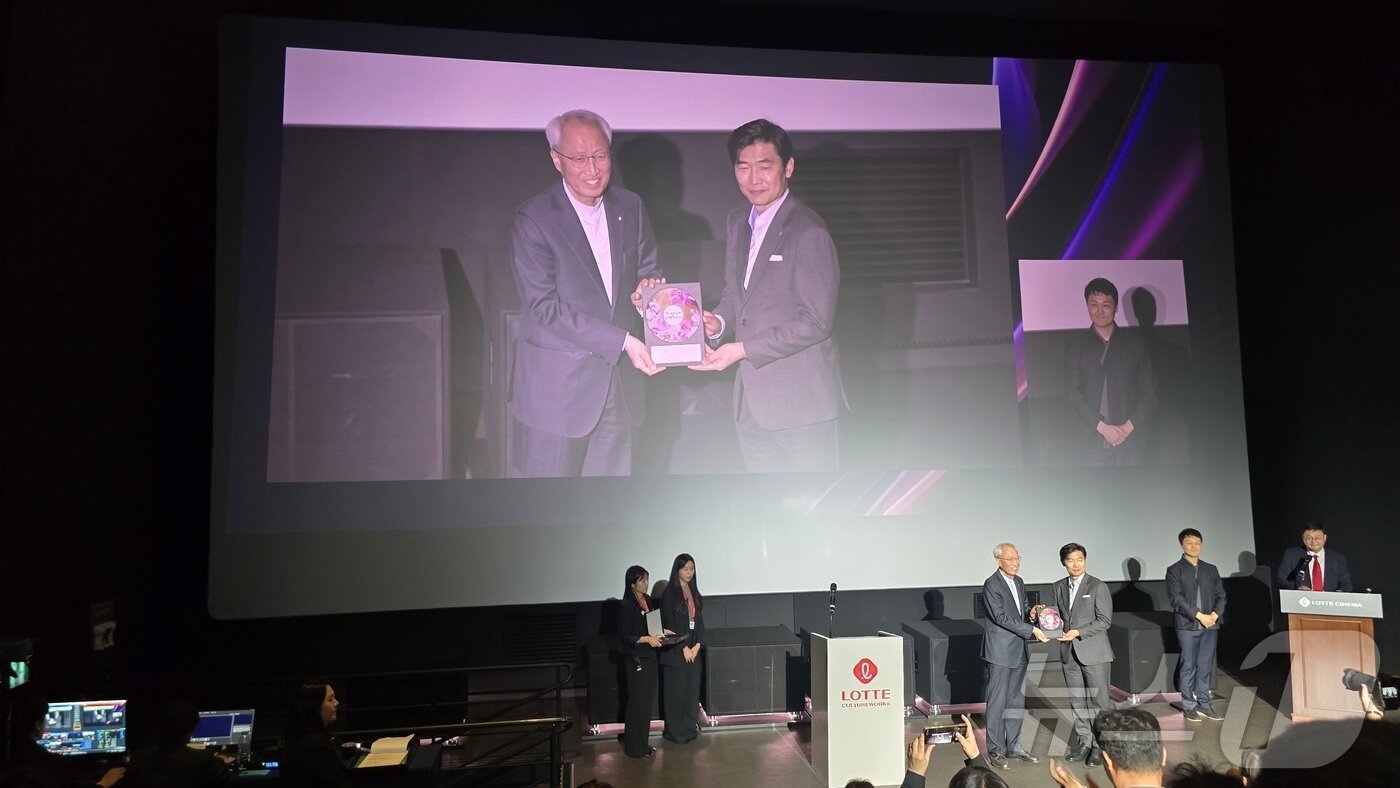 본문 이미지 - 정형석 밀알복지재단 상임대표와 김종열 롯데컬처웍스 대표가 20일 '브릿지온 파트너스' 인증 위촉식을 갖고 있다.  ⓒ 뉴스1 최소망