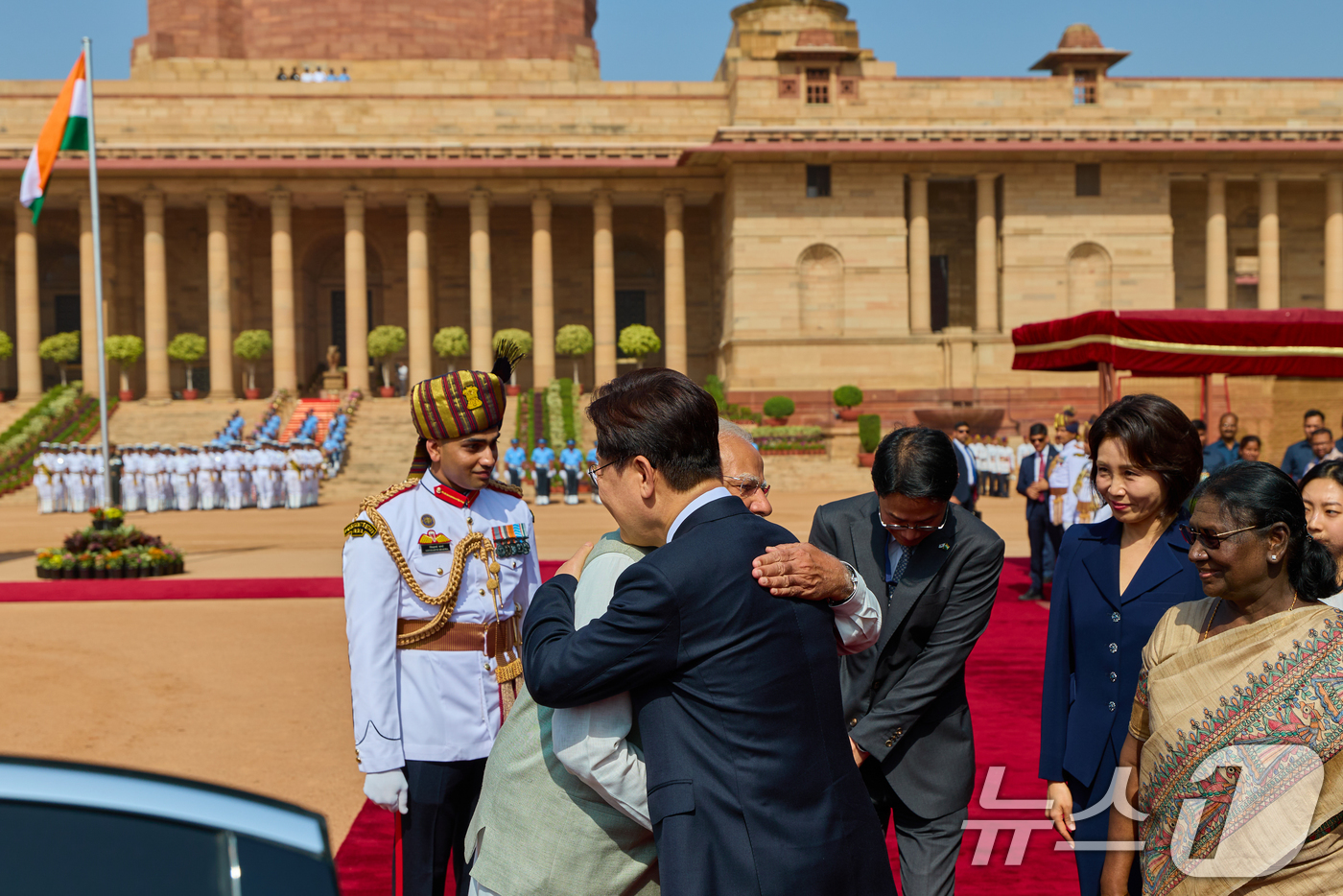 (뉴델리(인도)=뉴스1) 이재명 기자 = 이재명 대통령이 20일 뉴델리 대통령궁 광장에서 열린 공식환영식에서 나렌드라 모디 인도 총리와 포옹하고 있다. (공동취재) 2026.4.2 …