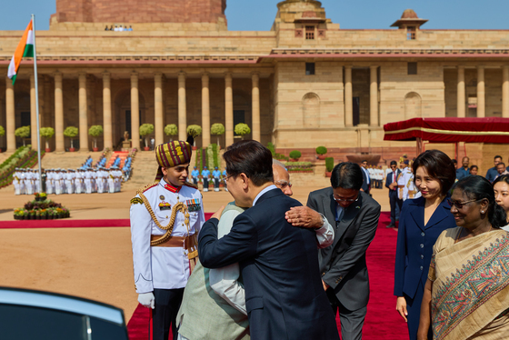 포옹하는  한-인도 정상