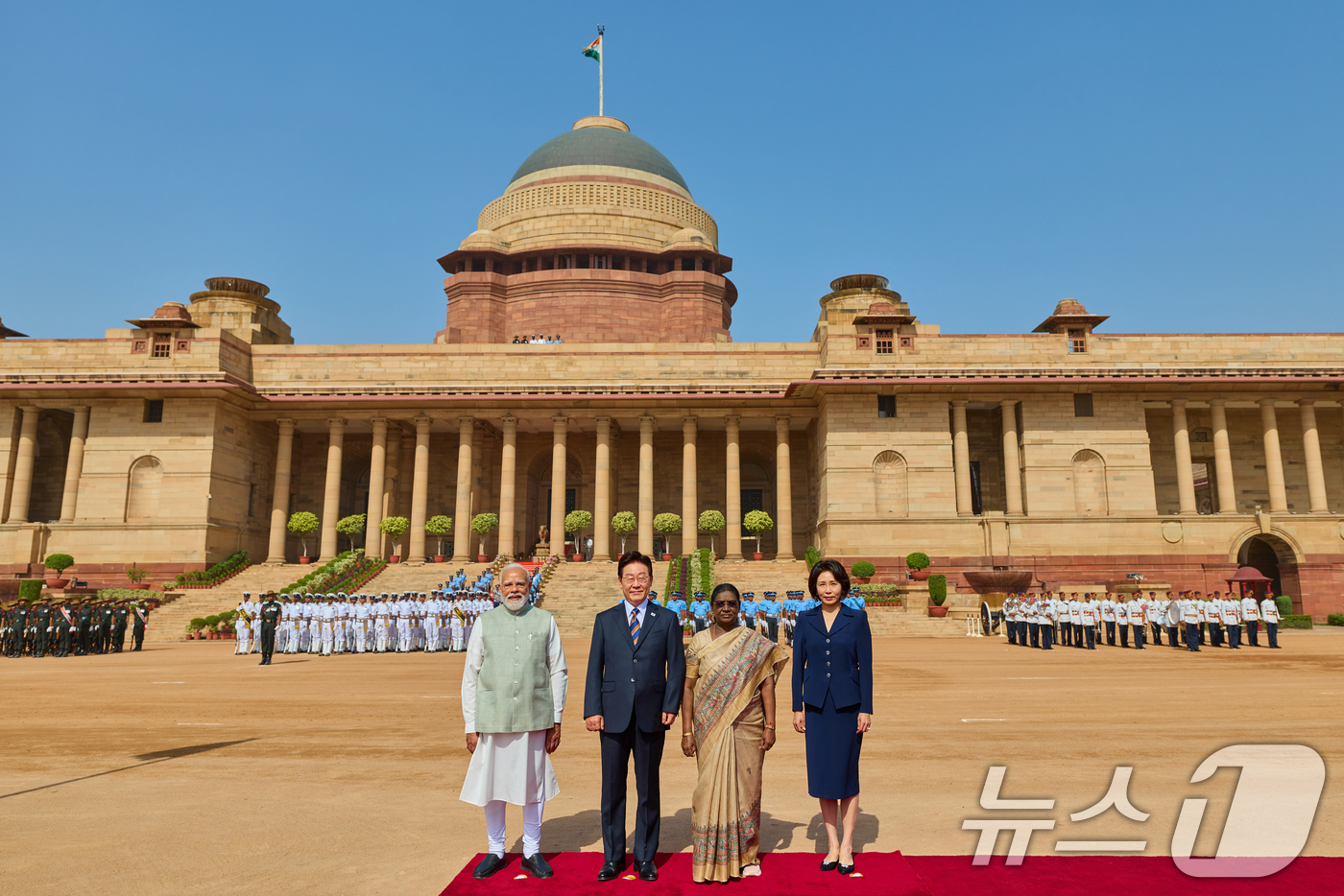 (뉴델리(인도)=뉴스1) 이재명 기자 = 이재명 대통령과 김혜경 여사가 20일 뉴델리 대통령궁 광장에서 열린 공식환영식에서 드라우파디 무르무 인도 대통령, 나렌드라 모디 인도 총리 …